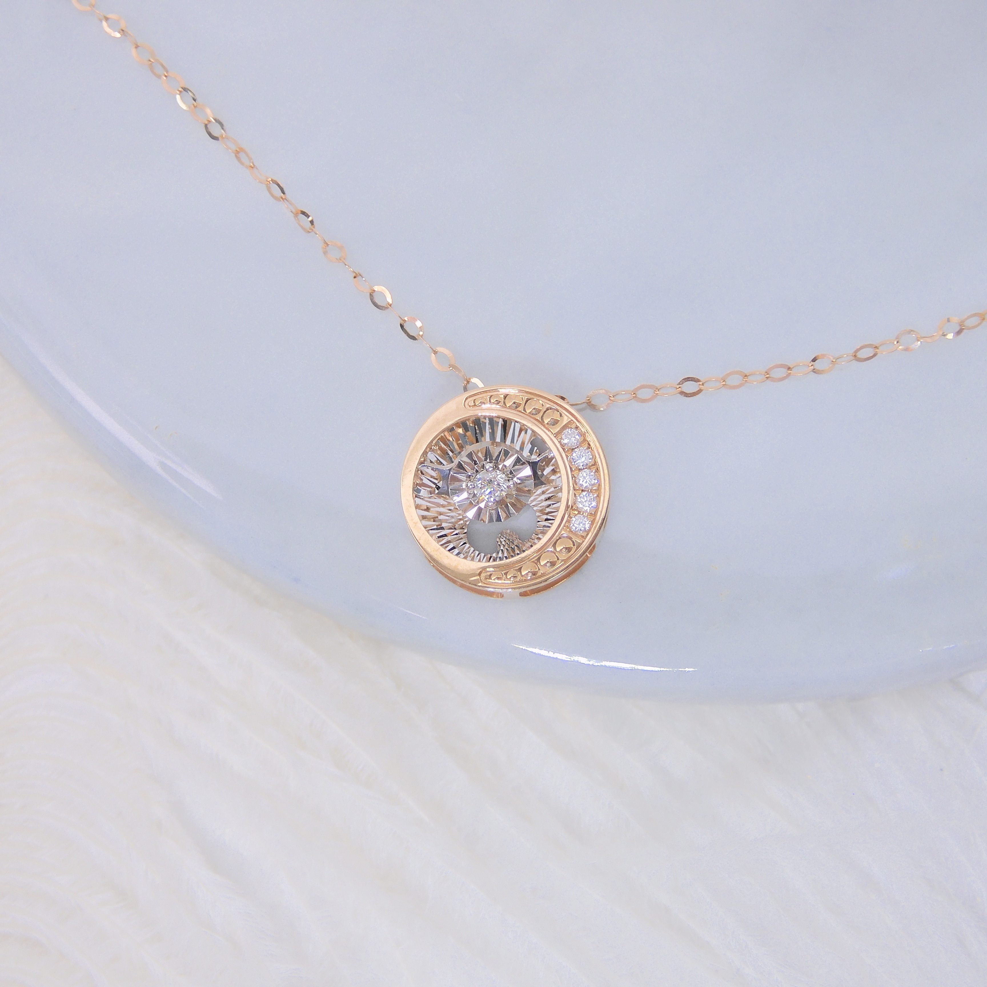 18K Gold 0.042ct Dancing Stone Moonlight Diamond Necklace