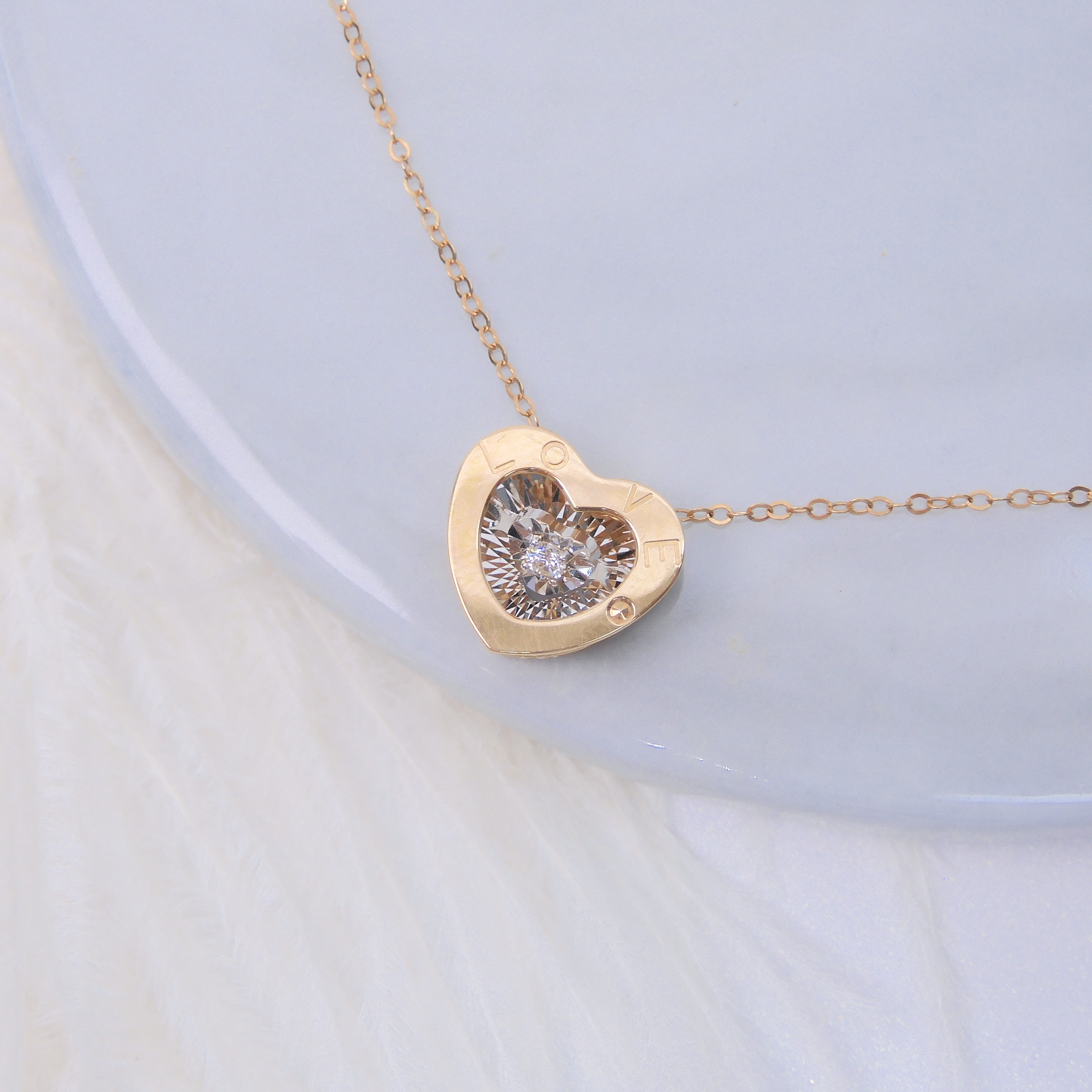 18K金 0.02ct Dancing Stone "Love" Heart 鑽石項鍊