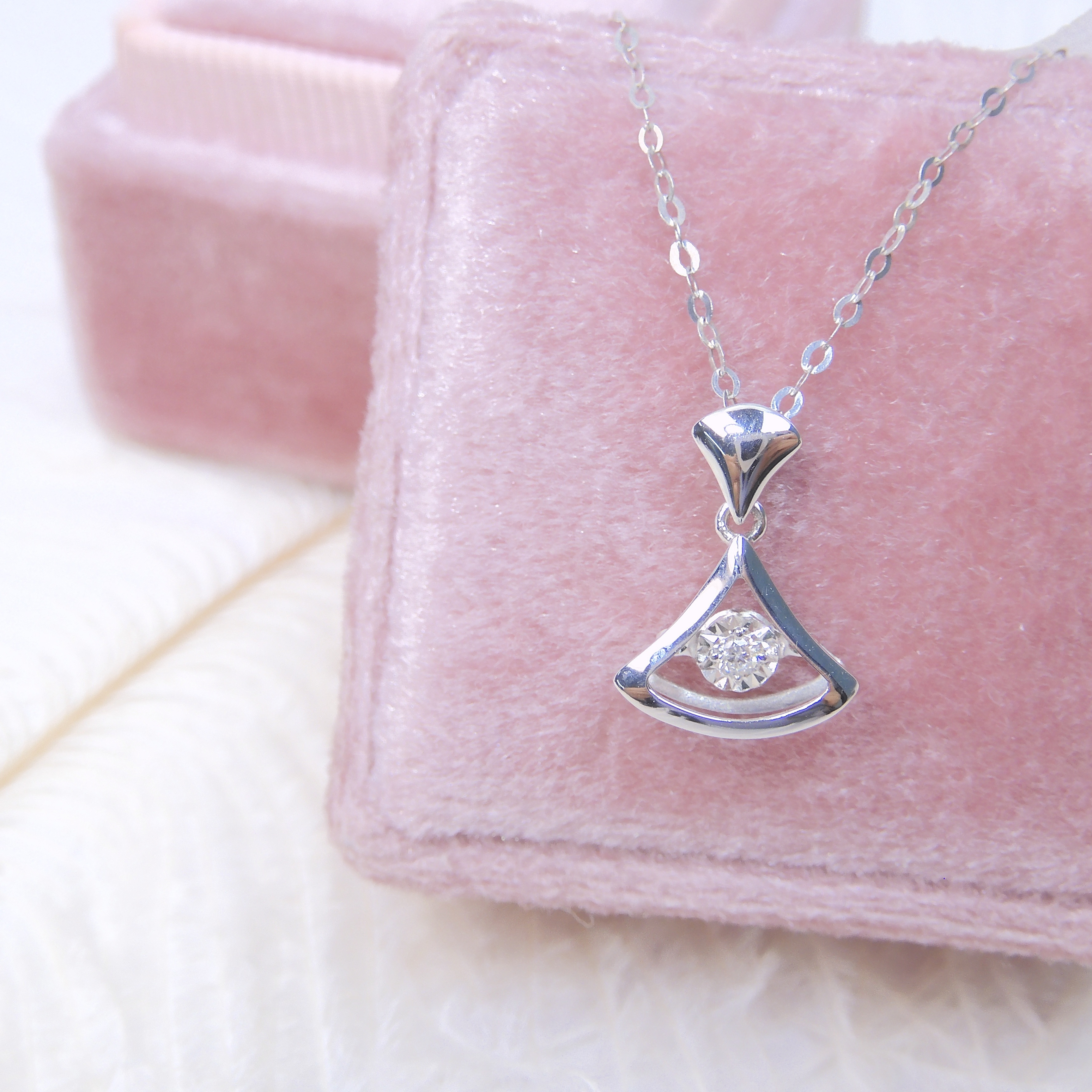 18K金 0.02ct Dancing Stone 裙擺鑽石項鍊