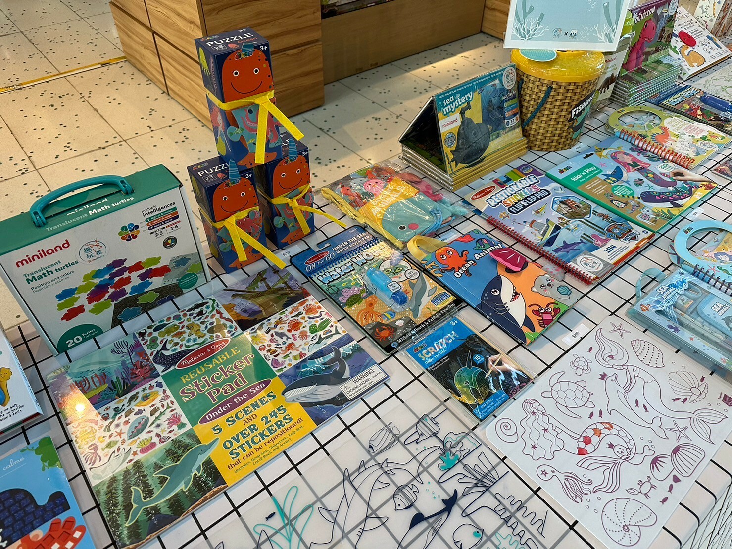 海科館快閃櫃，商品成列