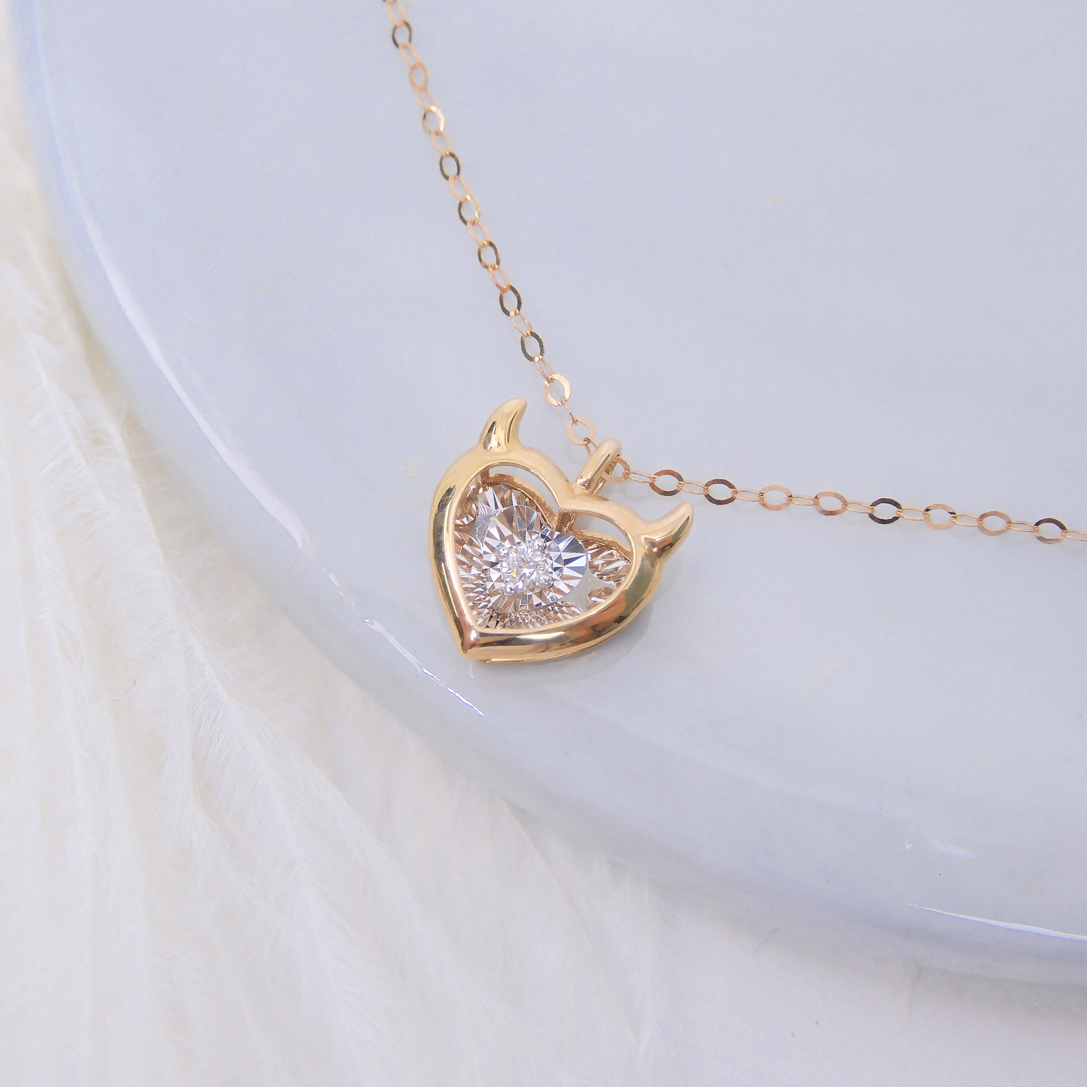 18K Gold 0.02ct Heart Dancing Stone Necklace