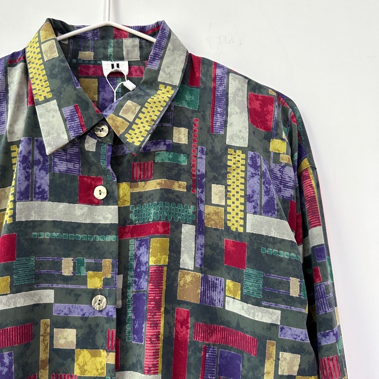 明亮感彩色板塊長袖上衣