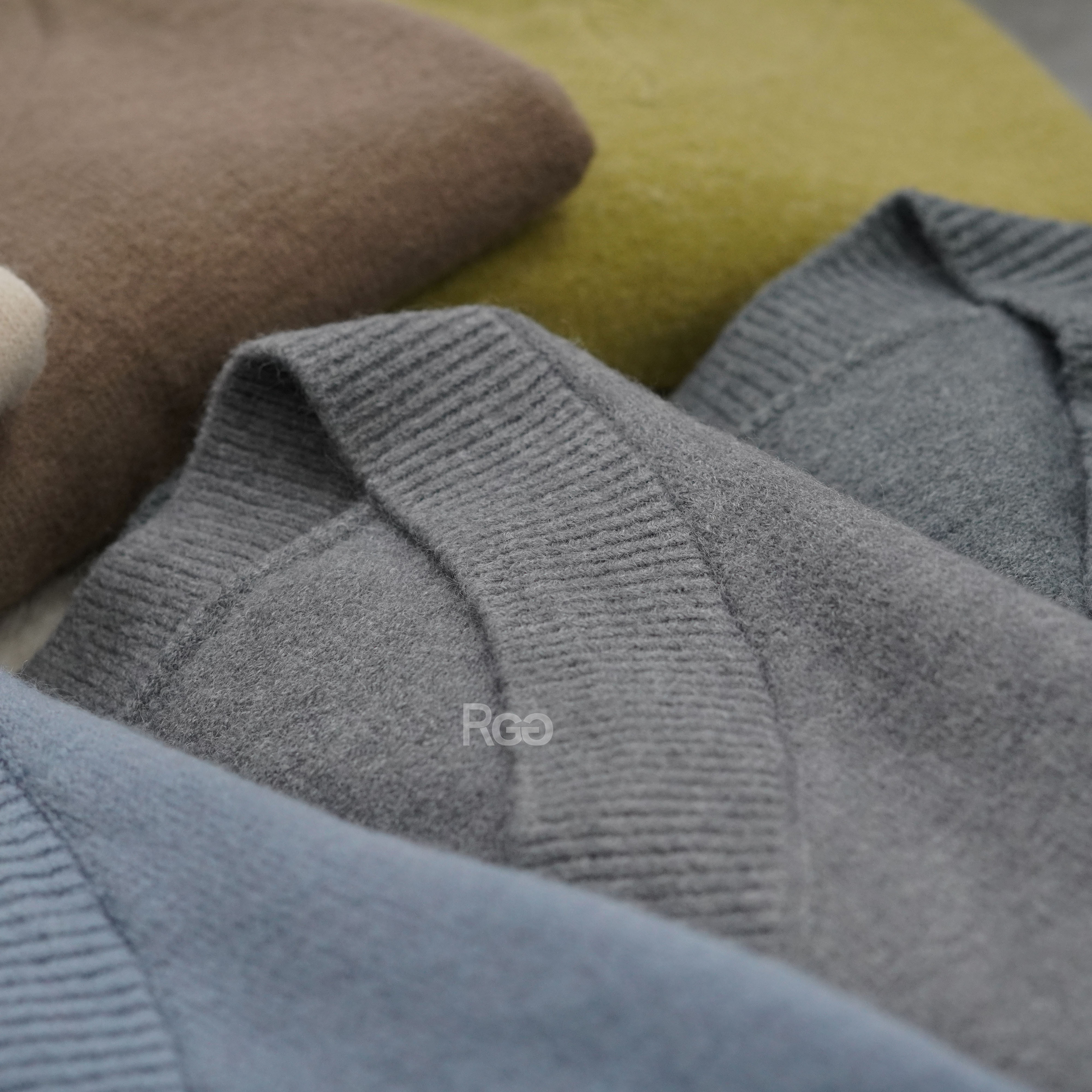 #518 大V側開衩前短後長針織背心領口細節照