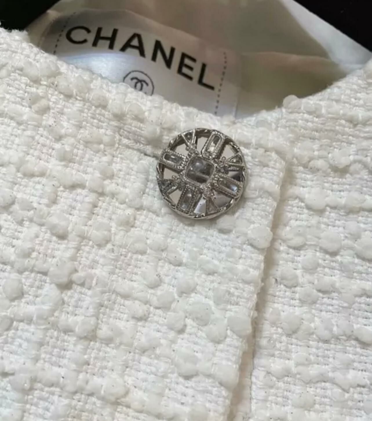 お値引き❗️CHANEL フード付きダウンジャケット ホワイト　40サイズ お値引き❗️CHANEL フード付きダウンジャケット ホワイト 40サイズ
