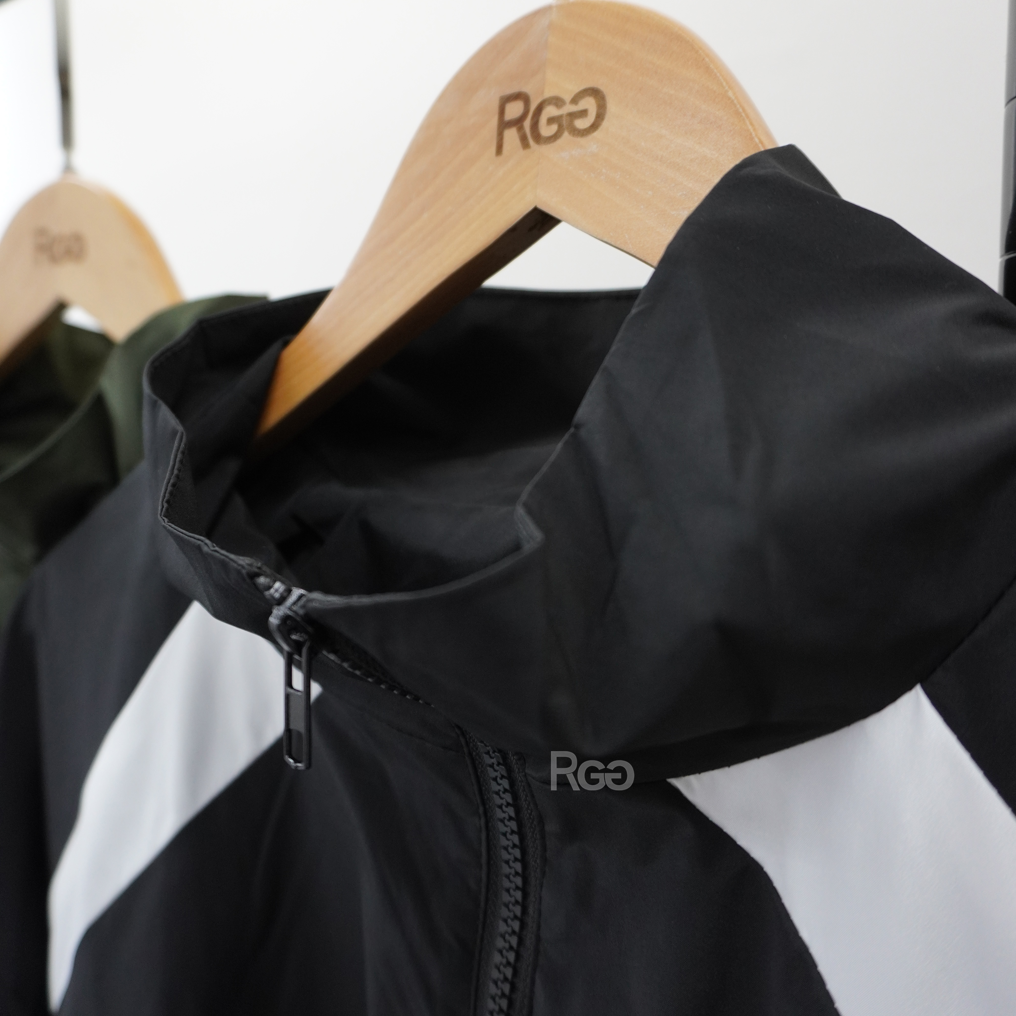 出芽拼接尼龍套裝外套衣領細節