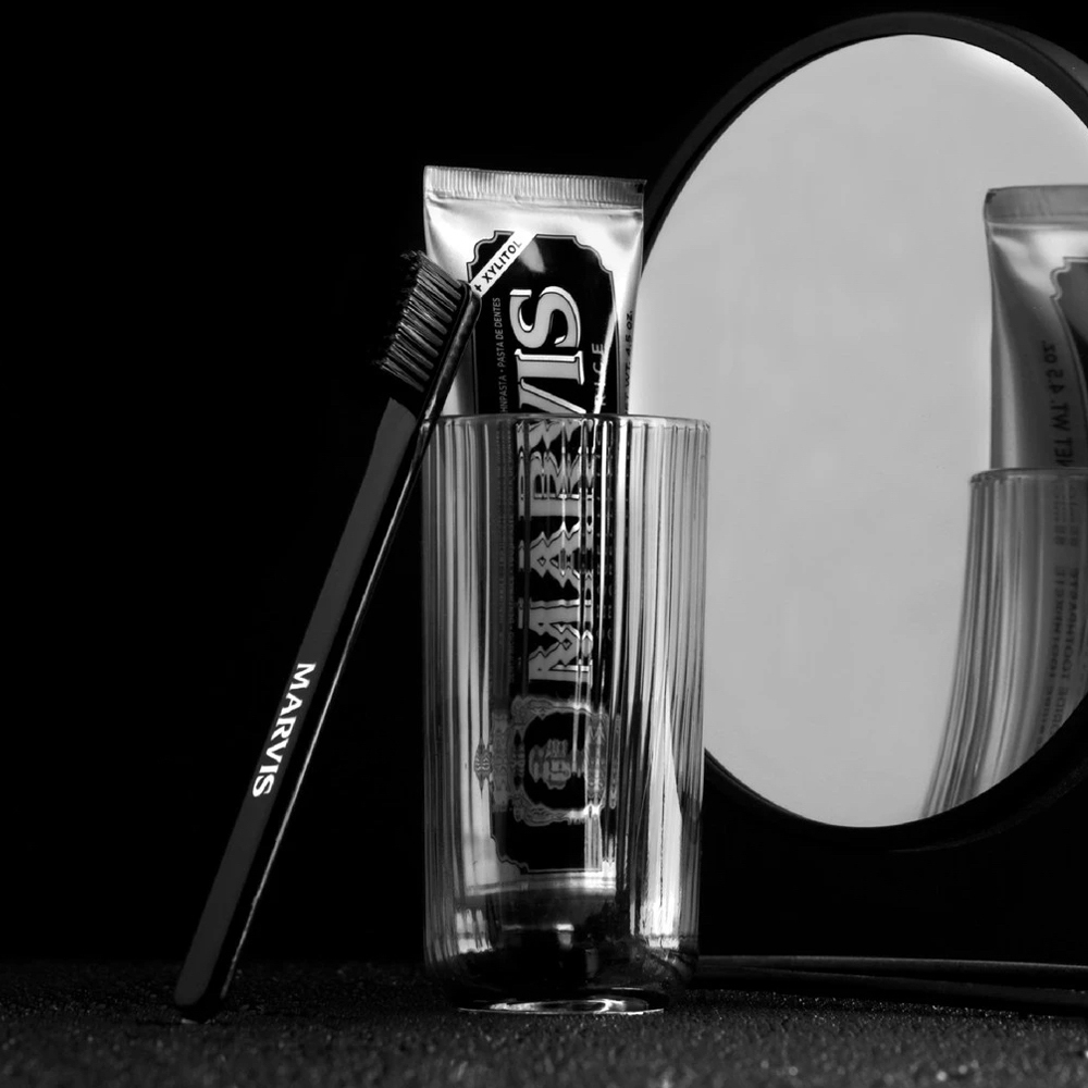 義大利 Marvis - 精品專業牙刷（溫和潔淨 / 中性毛 / 黑）