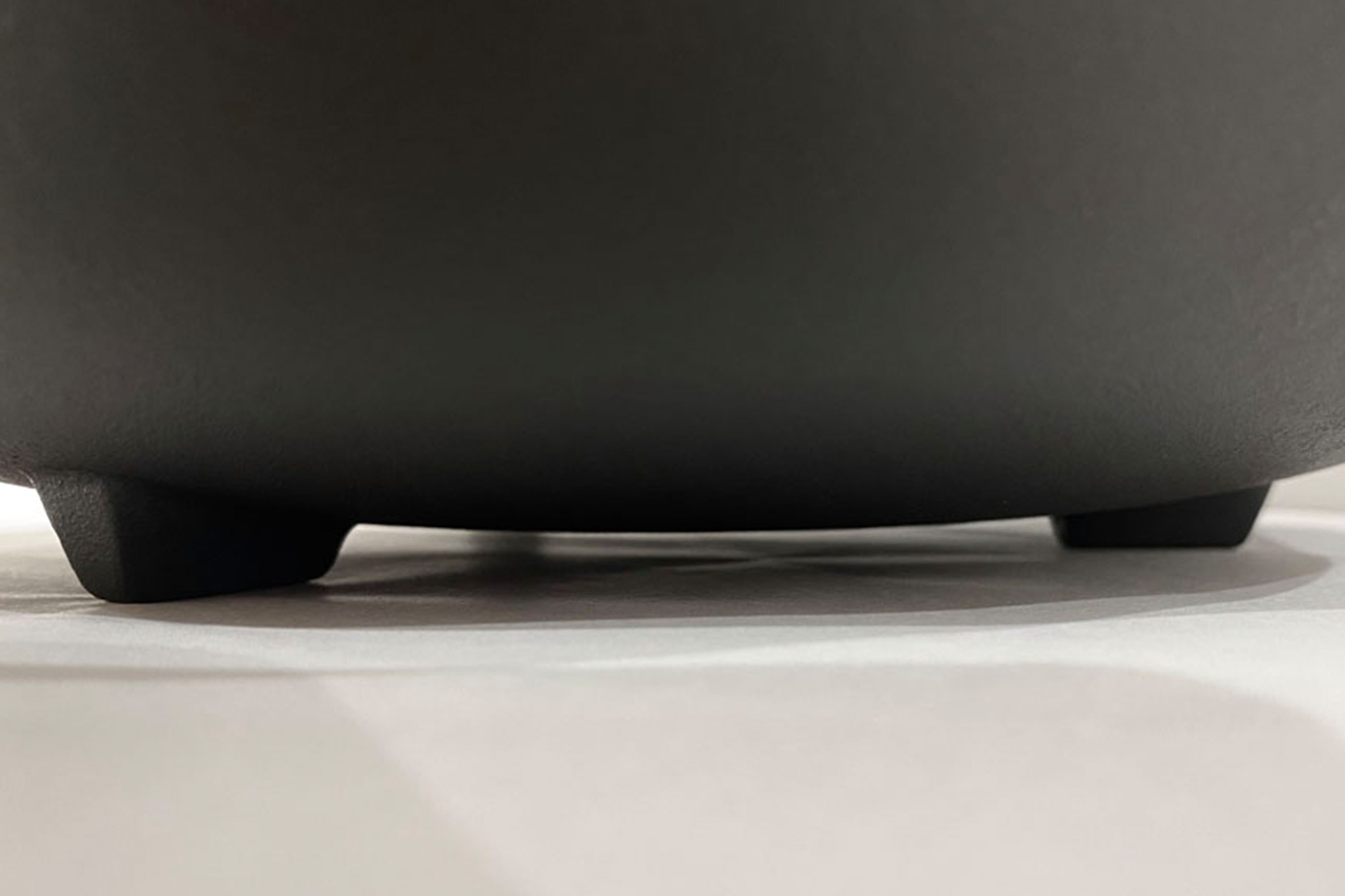 煮火鍋或湯的黑色鑄鐵鍋