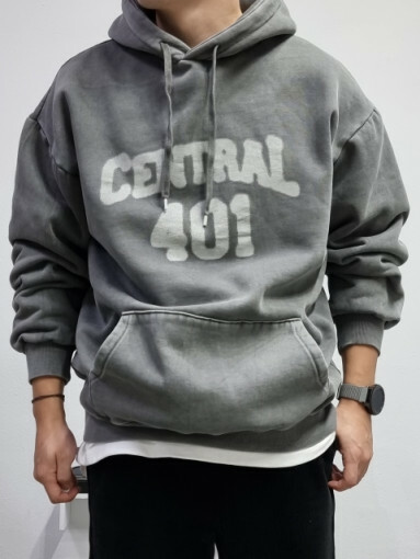 中央着色拉絨連帽T恤