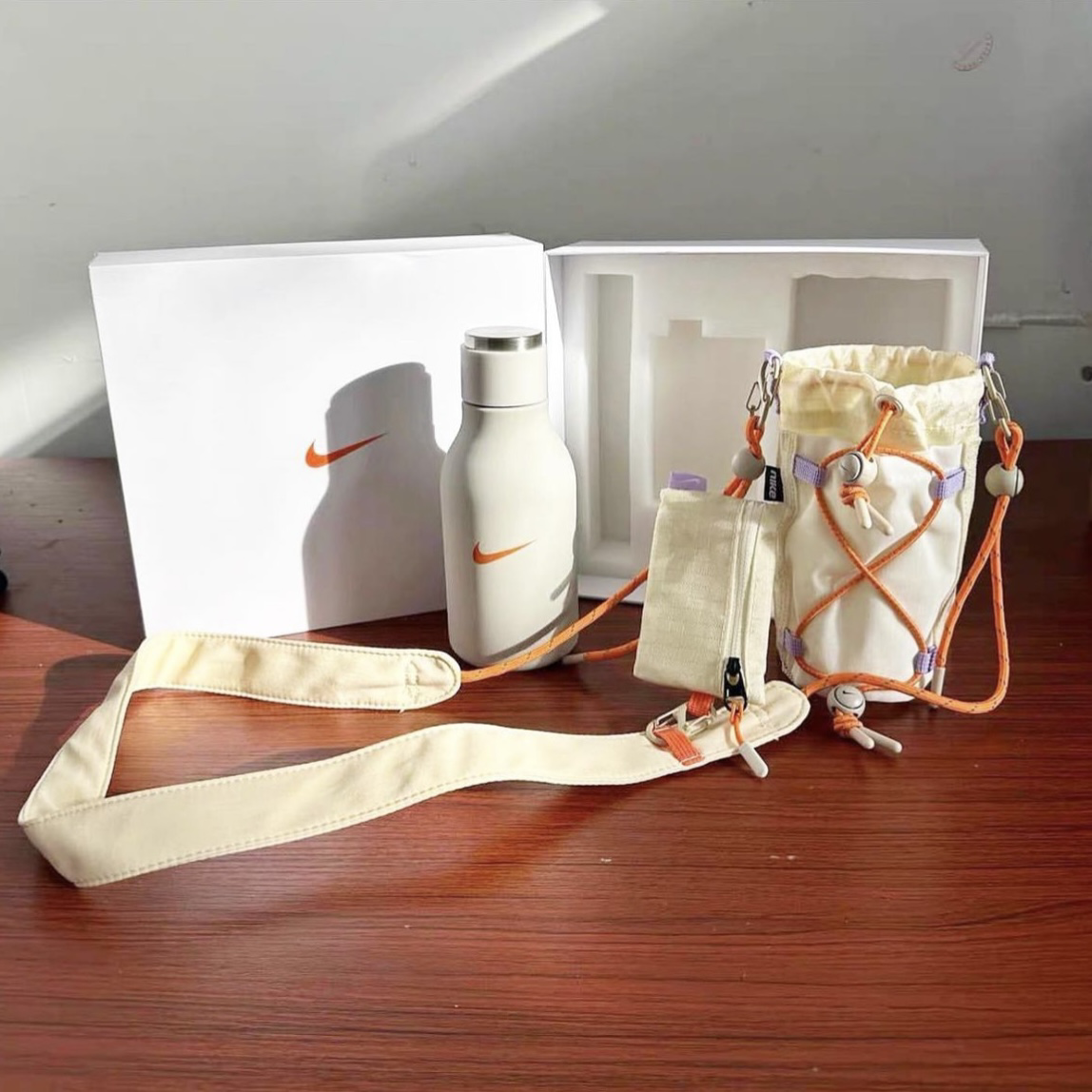 Nike 海外限定 水壺旅行組 白色 (水壺+側背包+卡包)