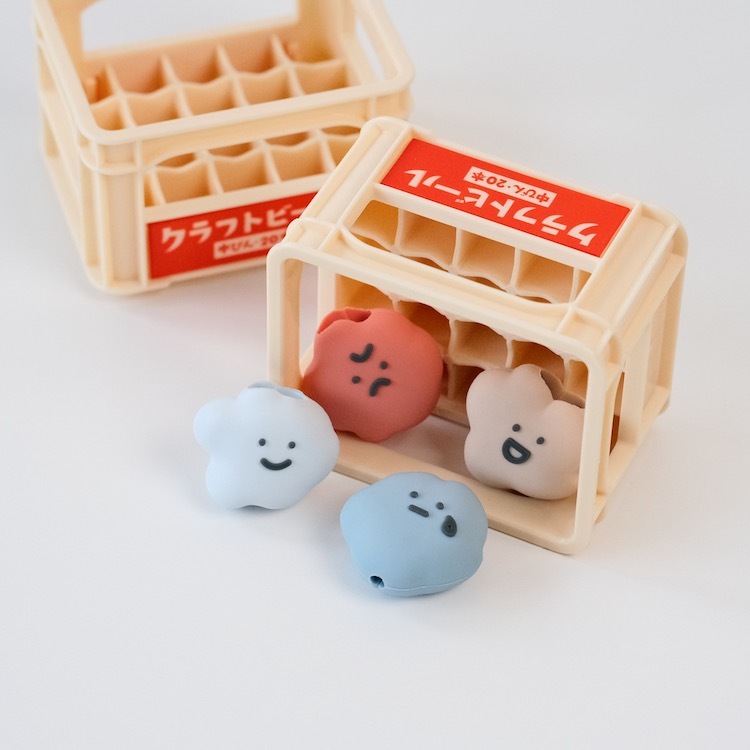 喜怒哀樂們迫不及待  從貨籃裡面跑出來~  要去幫你的手機充電啦!