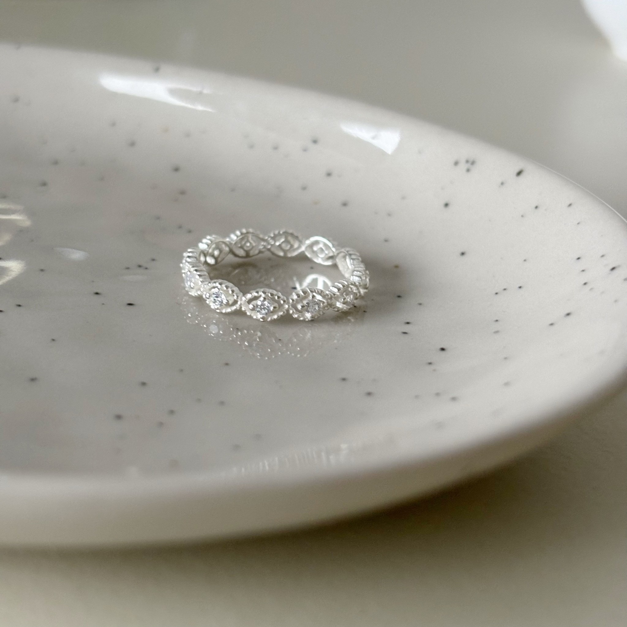 整圈簍空眼形鋯石戒指