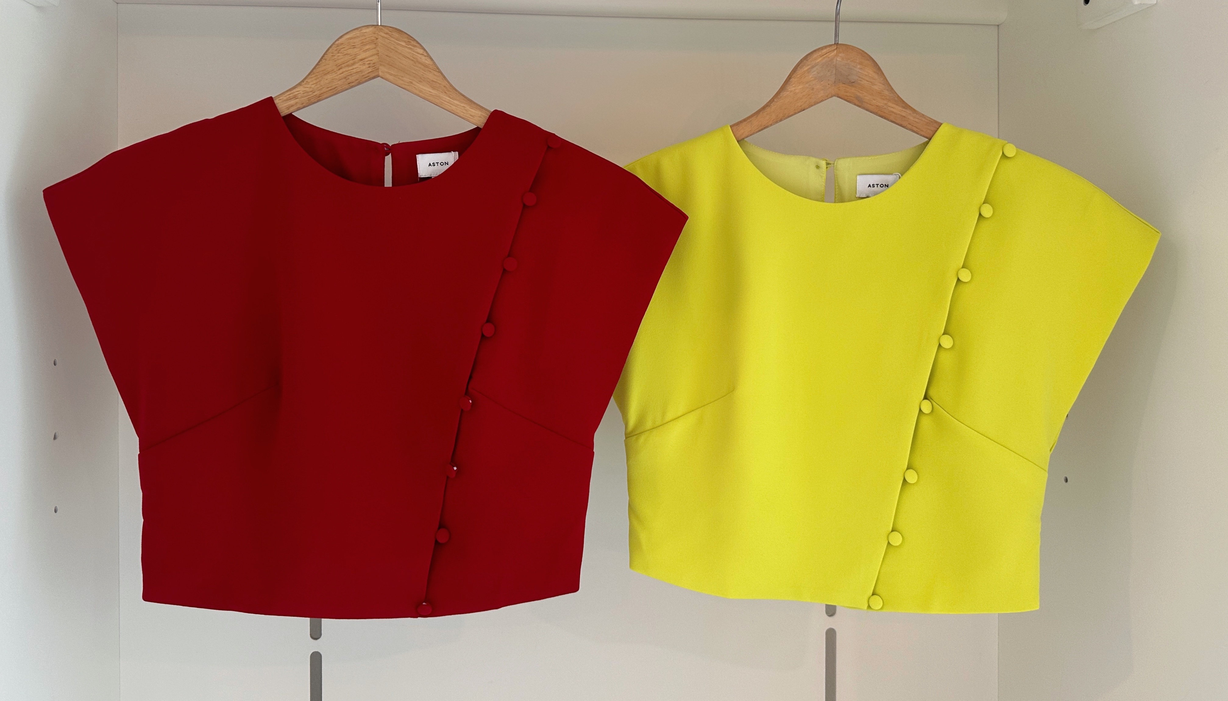 V SLEEVE BUTTON SHORT BLOUSE