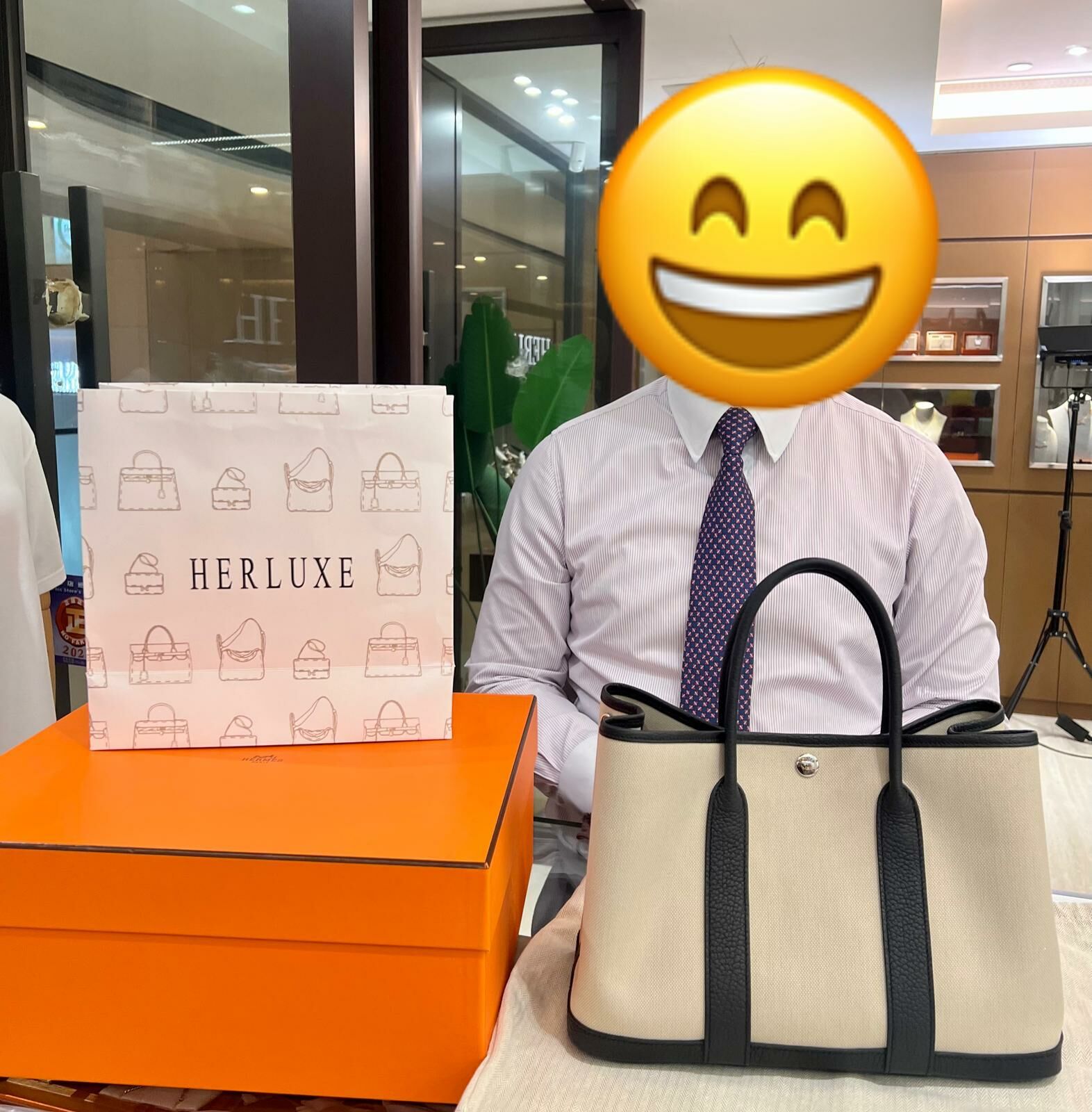 【 感謝支持 】愛妻號先生來pick up GP30冰川白拼黑色🥳 係準備俾太太嘅surprise🛍 so sweet❤️ 相信太太收到呢份禮物好開心🫶 HERLUXE 為你見證傳達愛意🥰💞 深感榮幸和使命感📸🎉 多謝你嘅支持與信任🫶💪