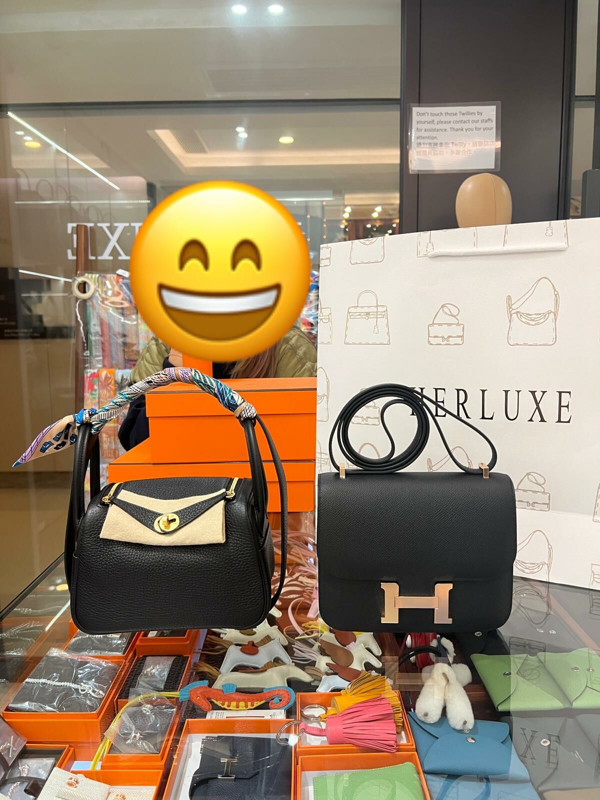【 感謝支持 】大v爽快靚靚來pick up Constance mini黑色玫瑰金扣🎉 配埋twilly🎀 靚靚之前已抱走兩隻kTG 兩隻lindy mini🤩 今次又抱走心儀手袋😍  強勁嘅實力總能吸引到優質客人🏆 多謝你嘅復購再復購 一直咁支持同100%信任HERLUXE🫶💪
