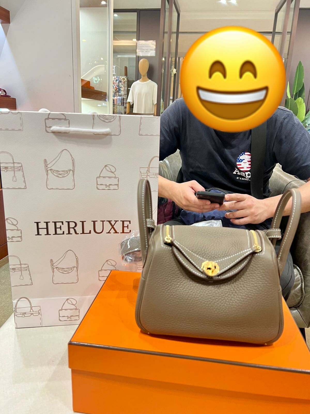 【 感謝支持 】暖男先生來pick up Lindy mini大象金🐘🔑 係送比女朋友嘅驚喜❤️ 相信你女朋友收到禮物會好窩心滿意🥰 先生大讚HERLUXE回復快 有效率 有禮貌 服務好☺️  HERLUXE 為你見證傳達愛意🥰💞 深感榮幸和使命感📸🎉 多謝你嘅支持與信任🫶💪