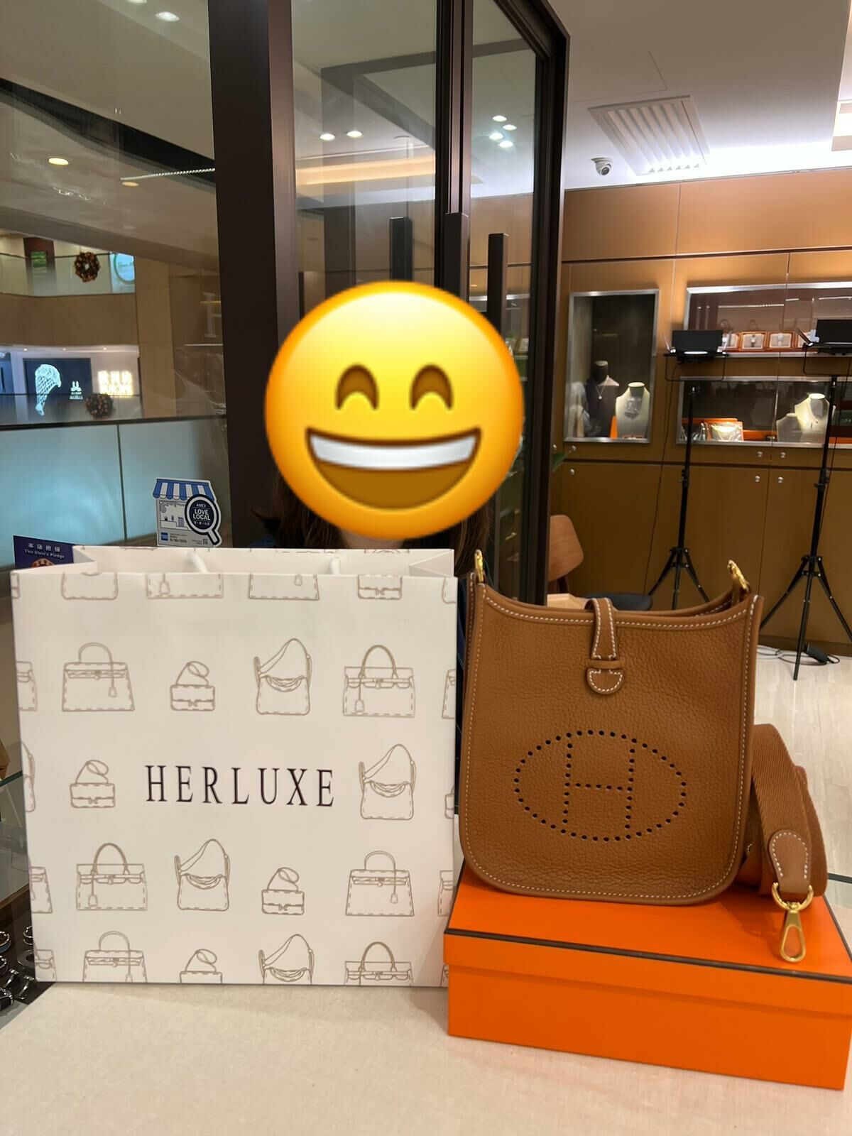 【 感謝支持 】爽快靚靚來店一眼被mini E 金金吸引🎉 秒購心頭好❤️ 靚靚係朋友介紹來HERLUXE🥰 一直都有關注我哋嘅新資訊📩 今次非常開心抱走心儀手袋💕 多謝你哋嘅支持與信任🫶💪