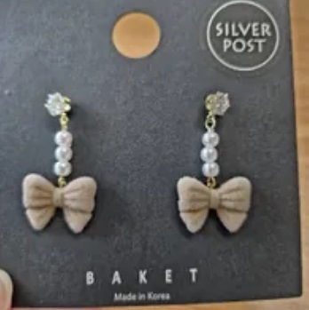 [S] BAKET MILK TEA COLOR RIBBON FURRY WITH DIAMOND EARRING, SBK15 (SBK15)