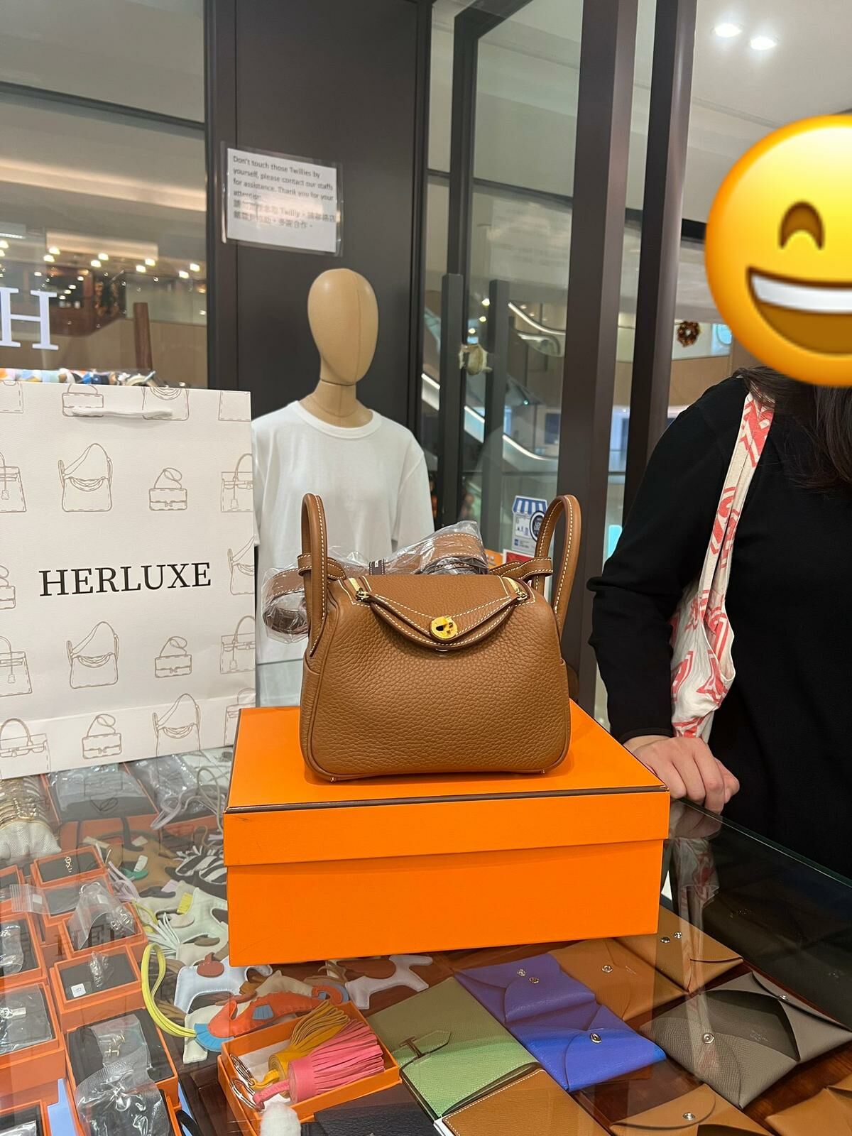 【 感謝支持 】爽快靚靚來pick up lindy mini金金🐫🔑 靚靚見到實物好滿意💞 開心抱走心頭好❤️  秋冬同金棕色係絕配👍🏻 靚靚好品味😍  多謝你嘅支持同信任🫶💪