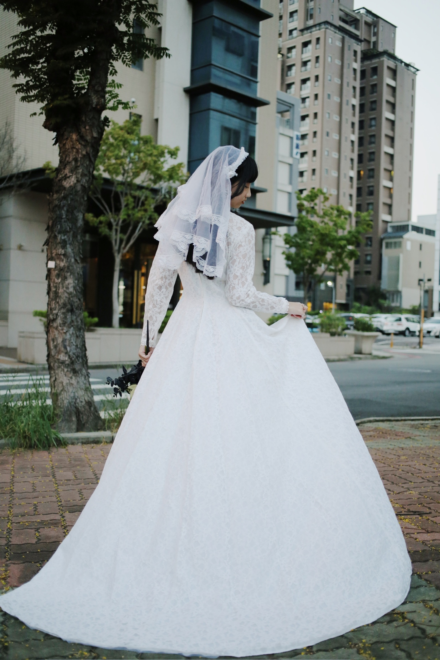 Vintage Wedding Dresses /古著蕾絲小高領排釦拖襬婚紗