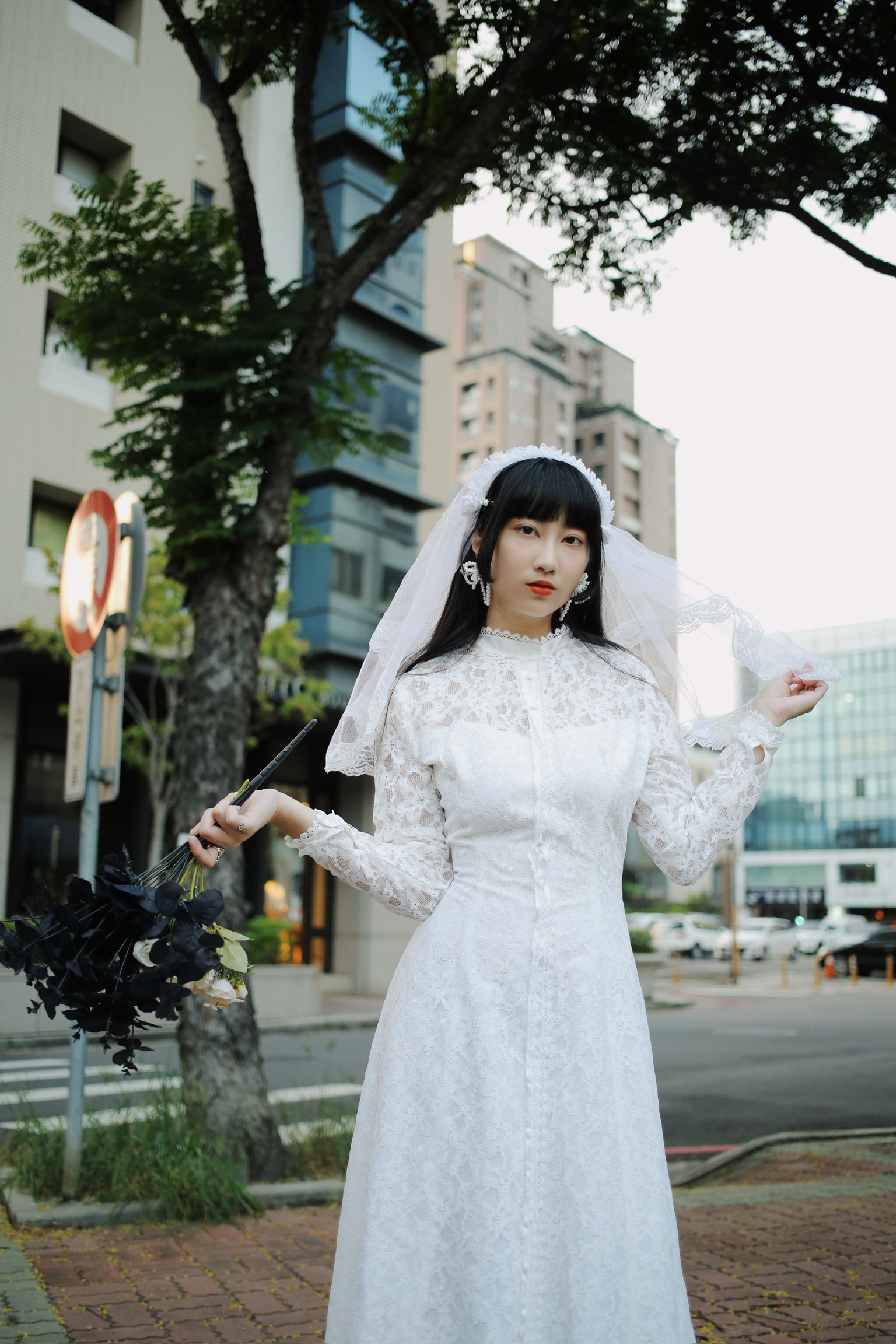 Vintage Wedding Dresses /古著蕾絲小高領排釦拖襬婚紗