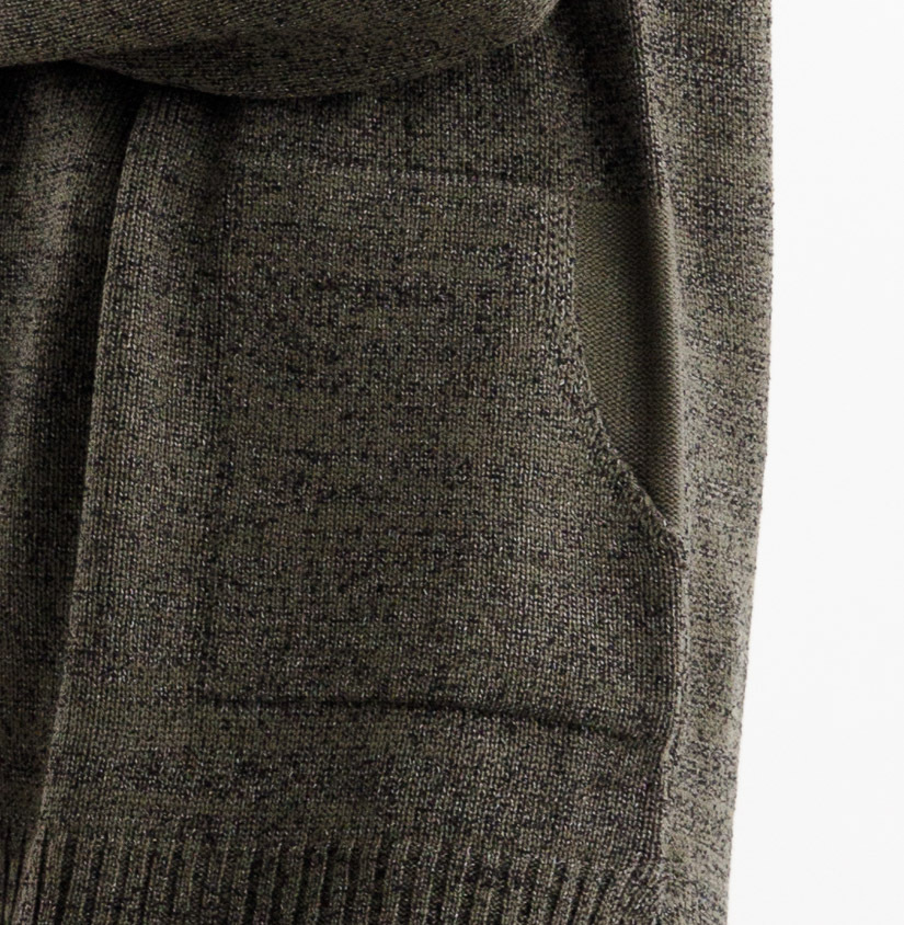 口袋撞色設計的女用針織毛衣