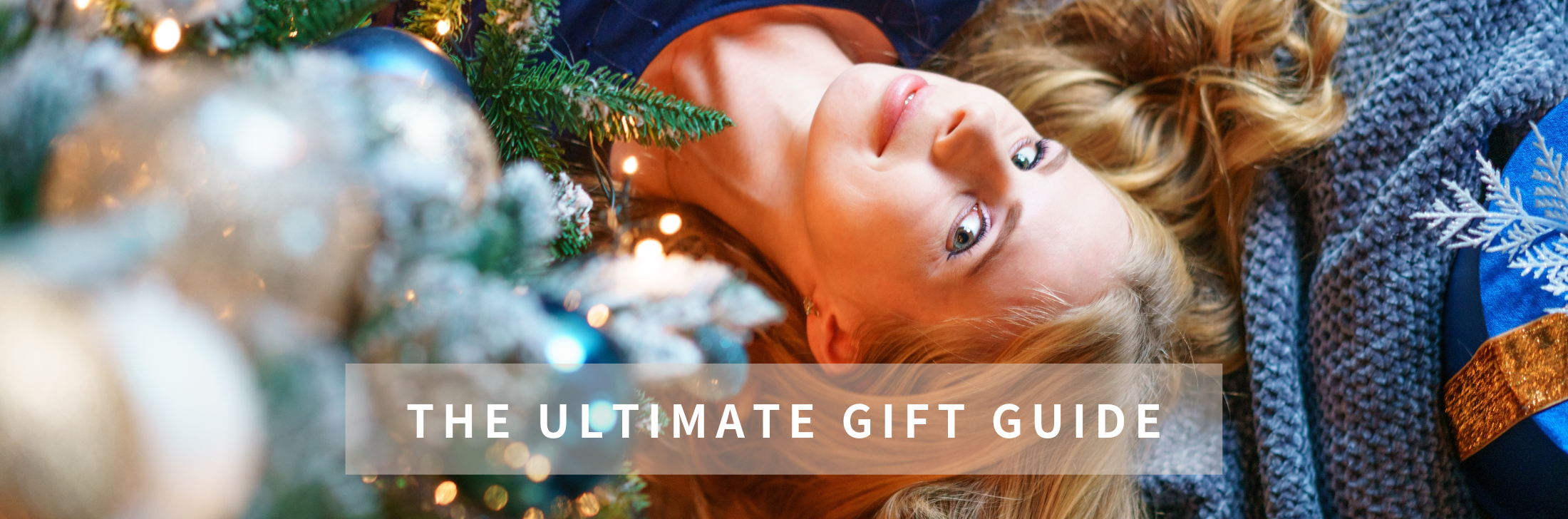 白人年輕女性躺在聖誕樹旁，濃厚的幸福聖誕節氛圍