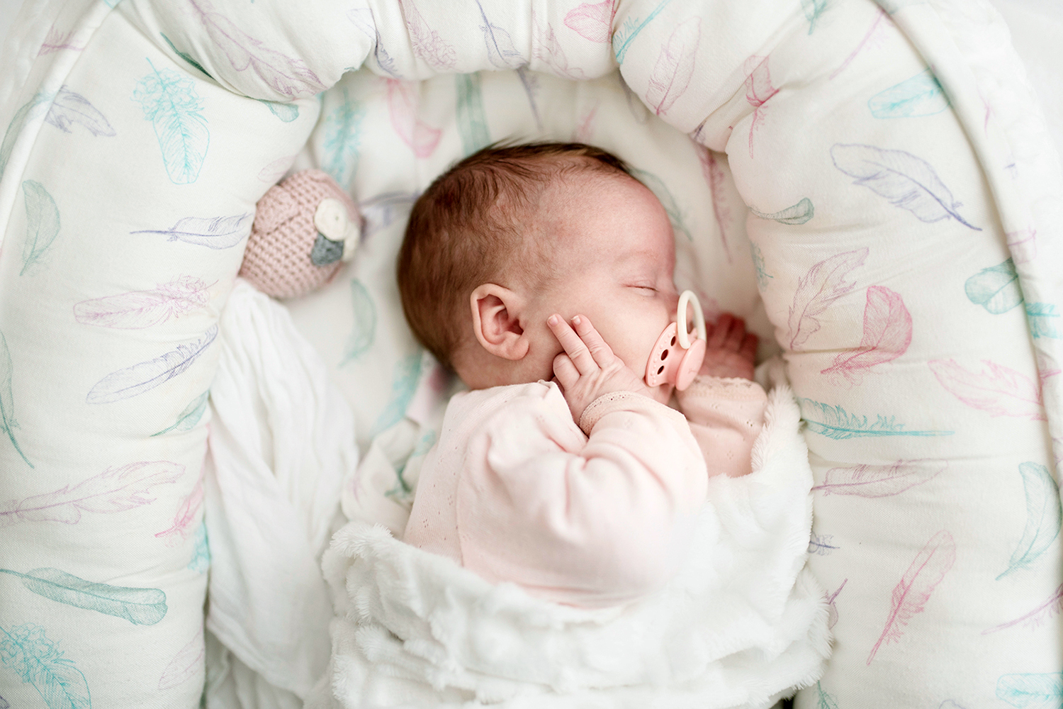 一個寶寶躺在maylily竹纖柔雲雙面睡窩中熟睡