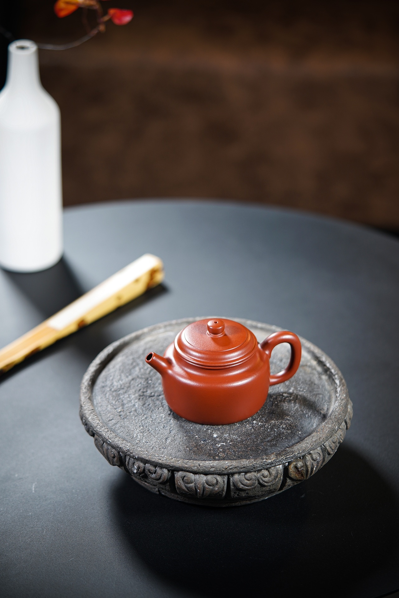 【德鐘】-- 原礦大紅袍製成的此壺，光彩奪目，細膩紅潤。