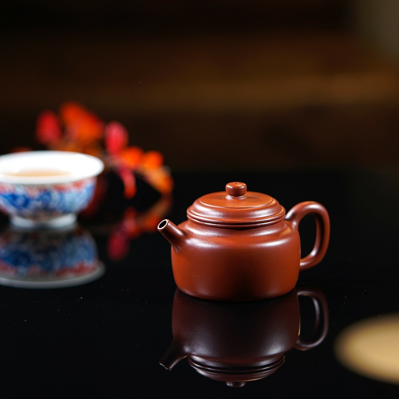 【德鐘】-- 原礦大紅袍製成的此壺，光彩奪目，細膩紅潤。