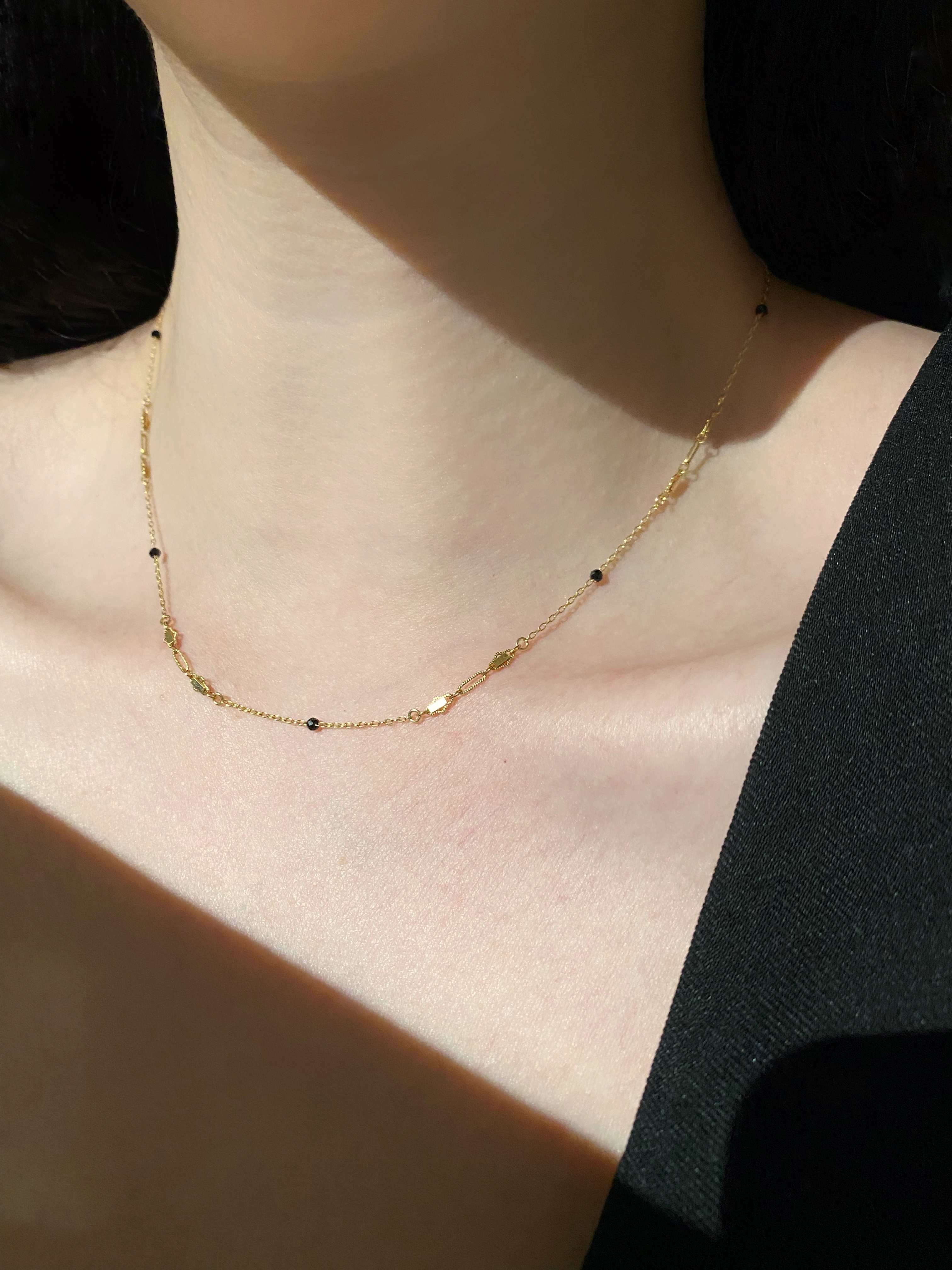 壓花雲朵間隔黑尖晶項鍊