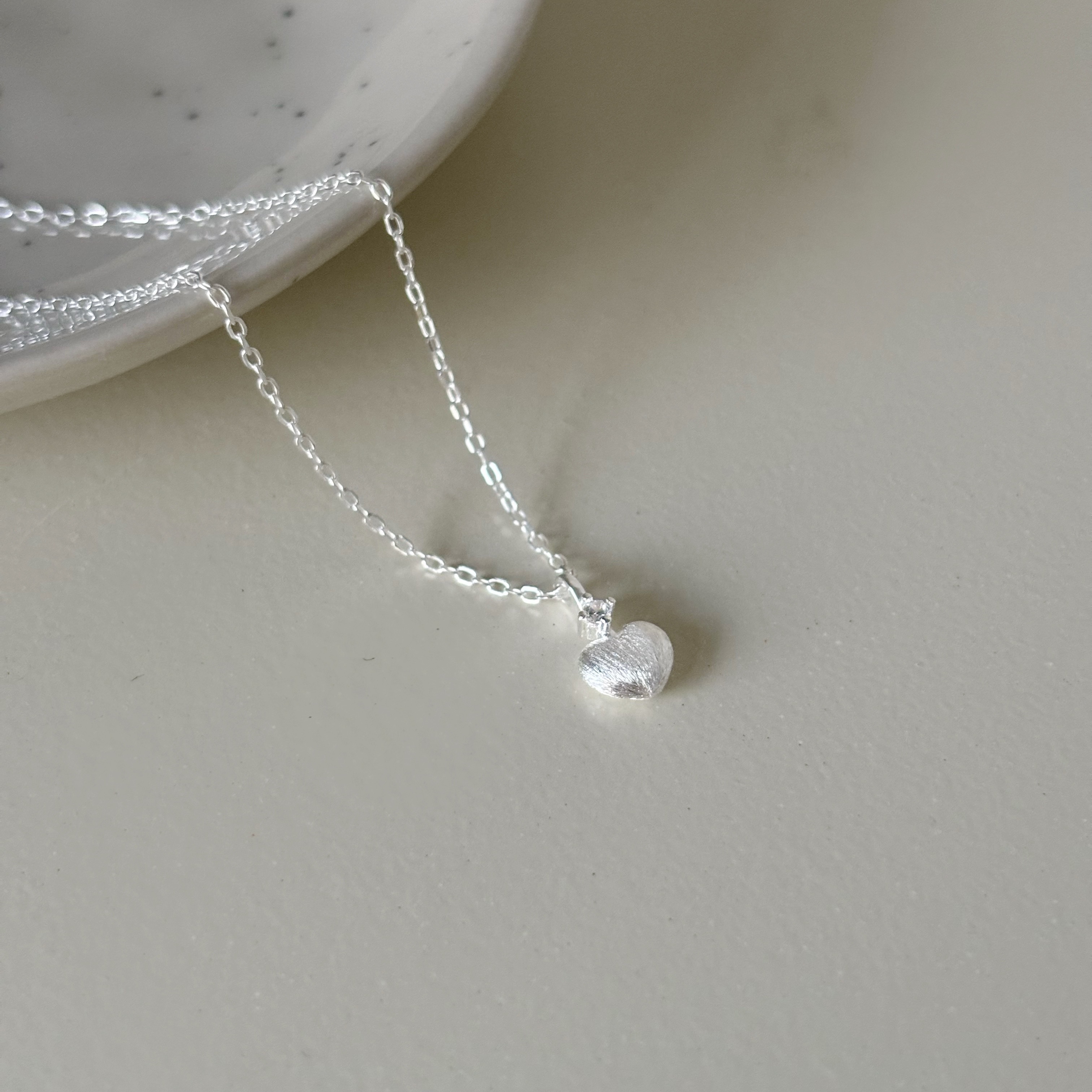 絲紋霧感愛心鋯石項鍊