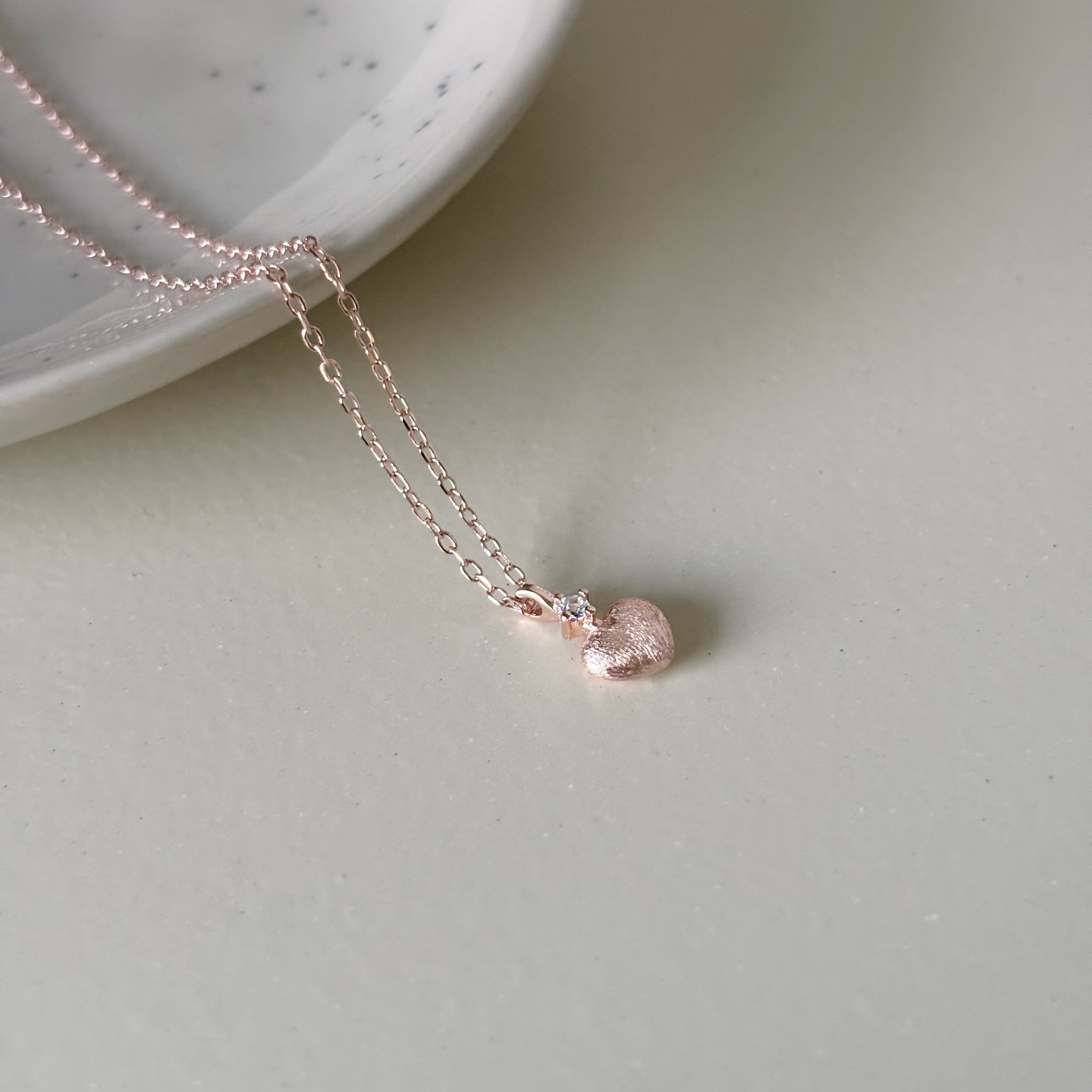 絲紋霧感愛心鋯石項鍊