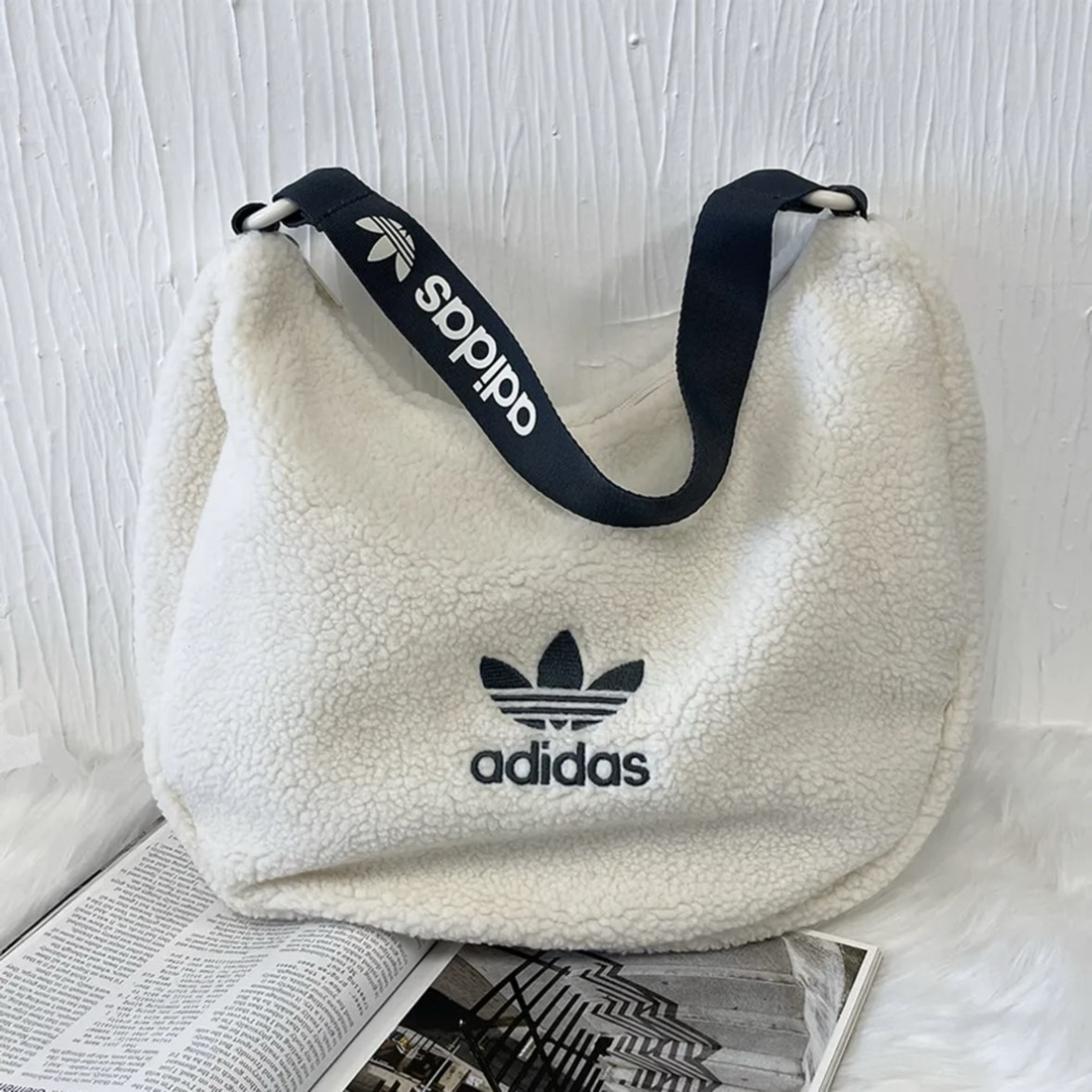 Adidas OG SHOULDERBAG 白色羊羔毛包包 肩背包 手提包 斜背包