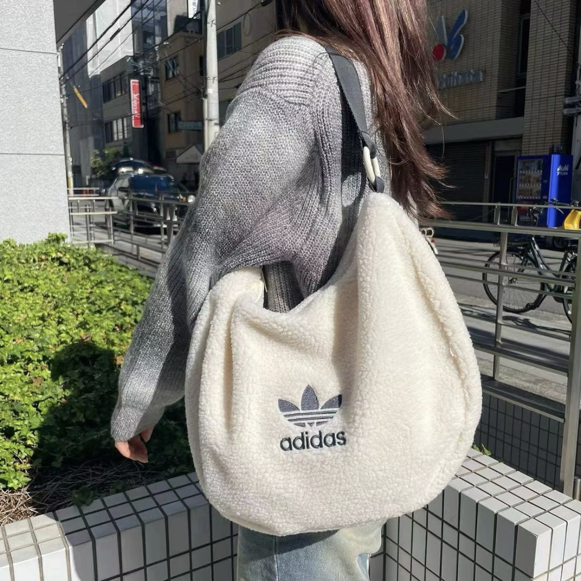Adidas OG SHOULDERBAG 白色羊羔毛包包 肩背包 手提包 斜背包