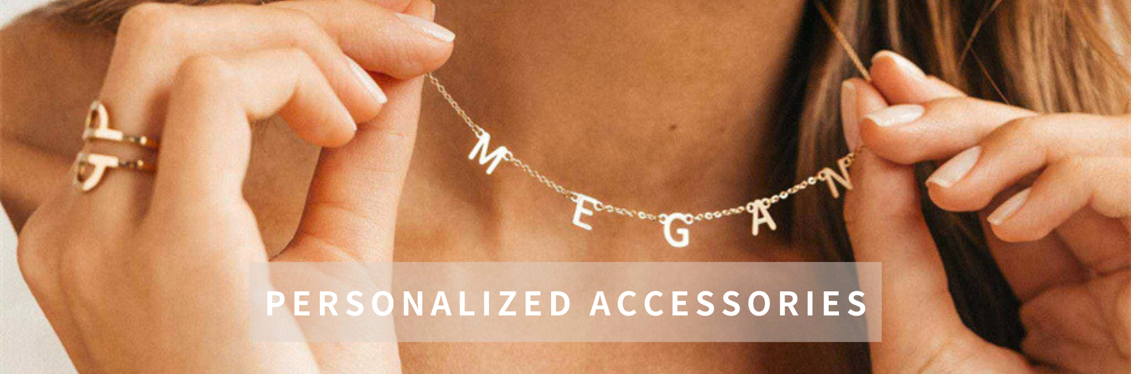 金色英文字母項鍊