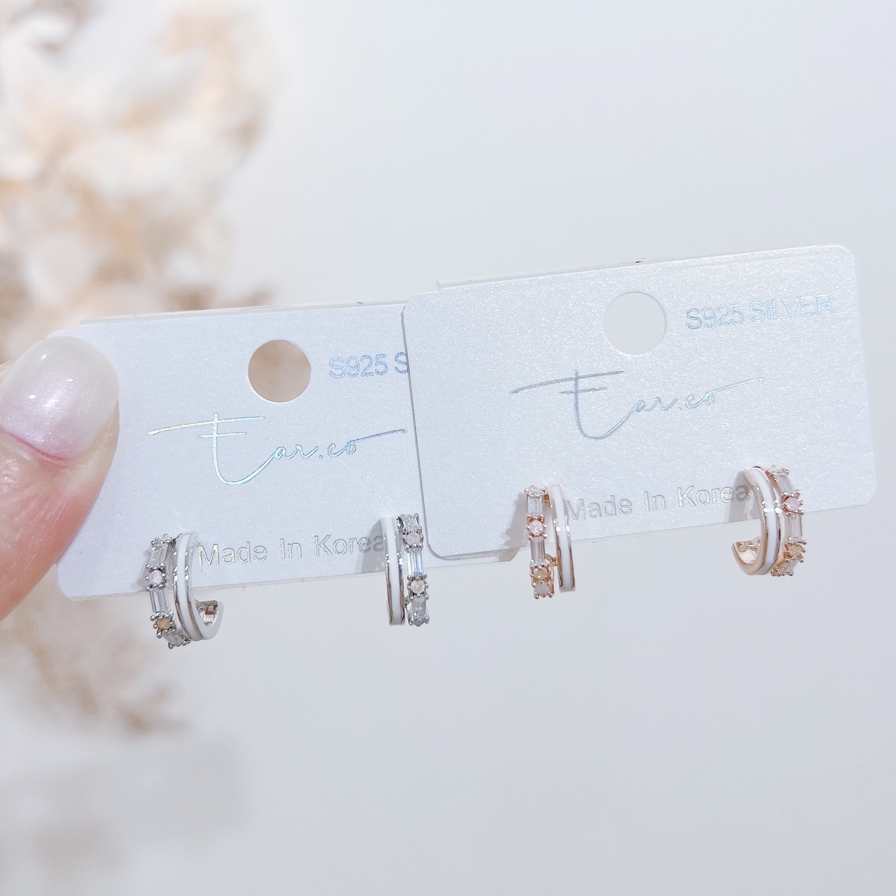 馬卡龍彩石拼梯方鑽白色雙C半耳圈 #E334