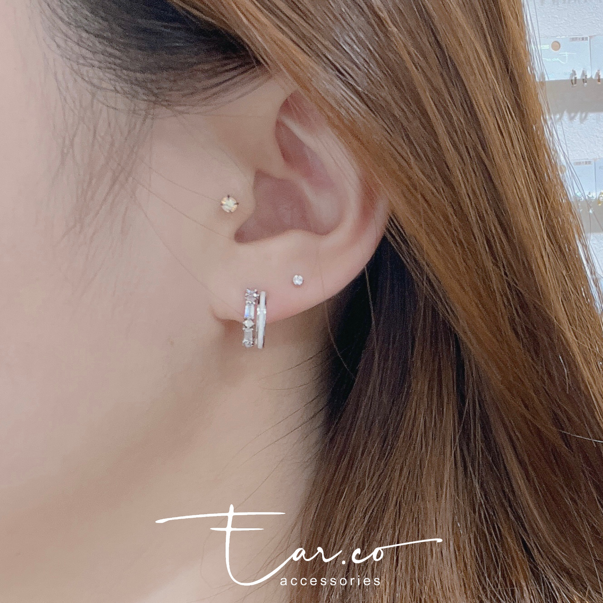 馬卡龍彩石拼梯方鑽白色雙C半耳圈 #E334