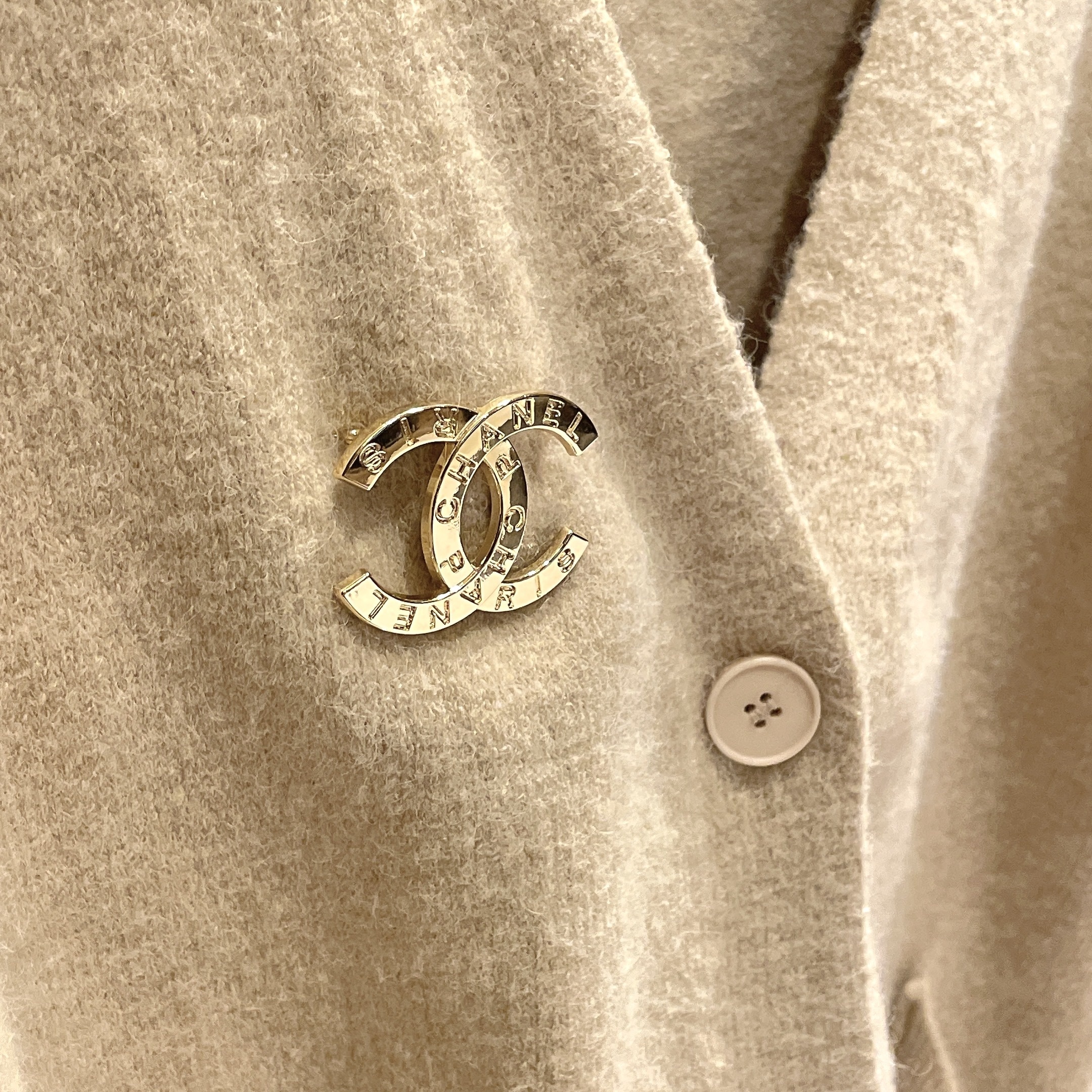 雙c滿版 logo定製胸針