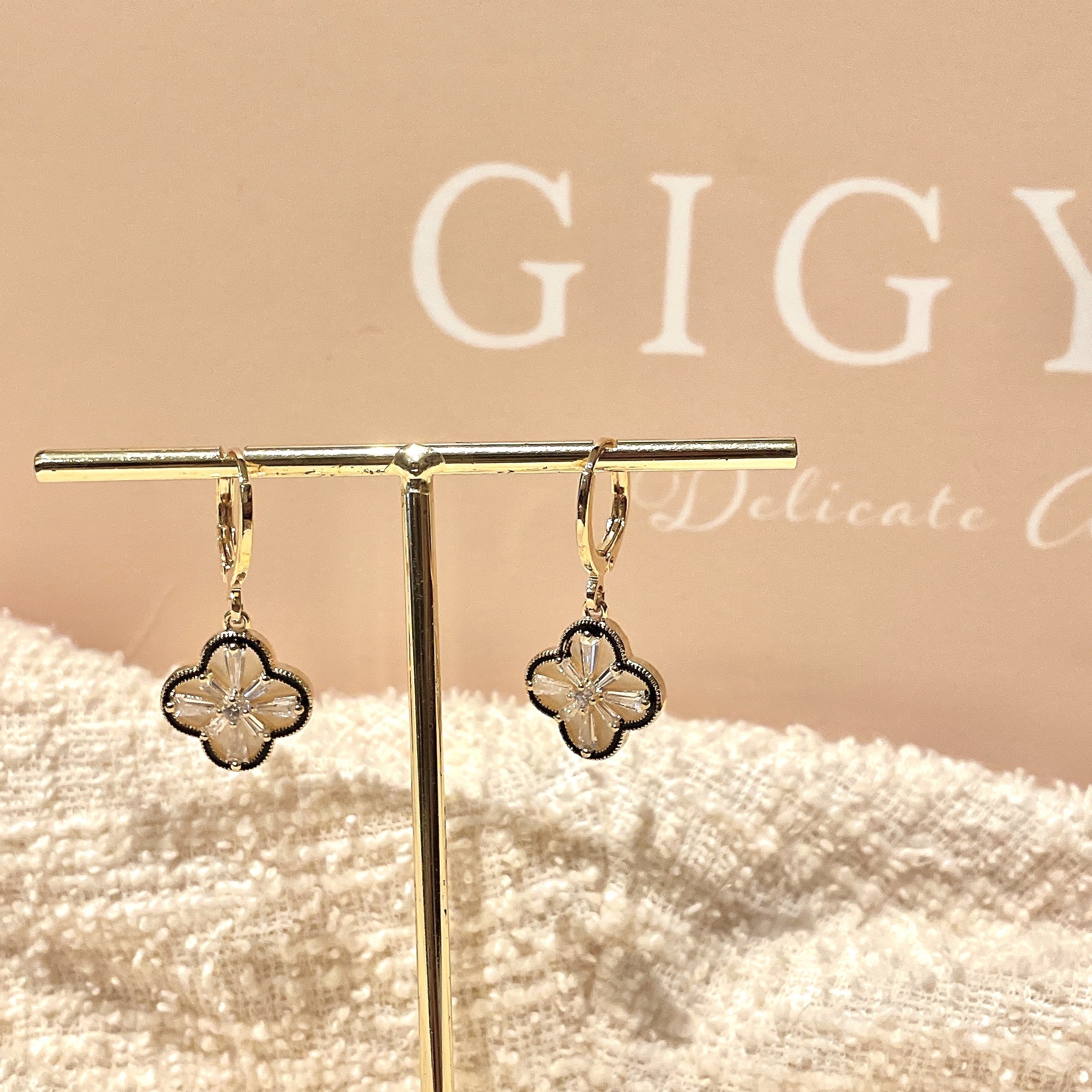 金透 高級白黑釉水鑽四葉草耳釦墜