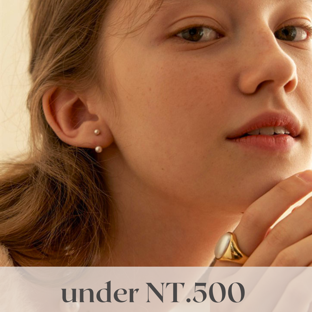 白人年輕金髮女性戴著小珍珠耳環