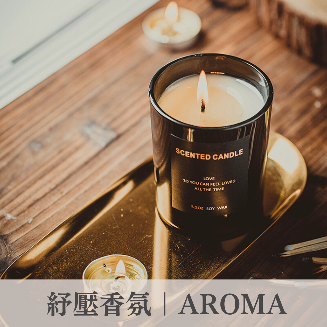 金色盤子上有燃燒火苗的黑色杯子蠟燭，溫暖色調