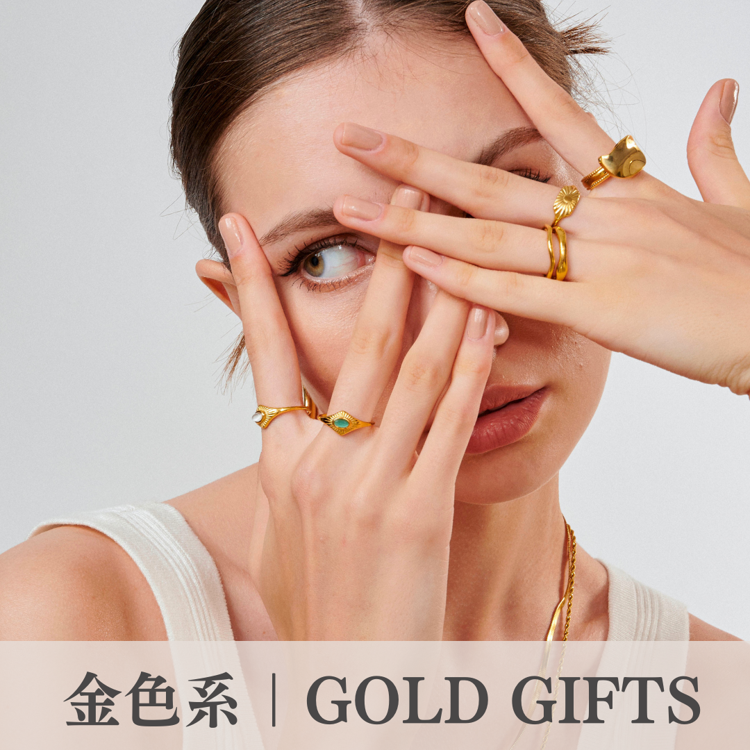 白人女生戴著許多金色戒指和項鍊