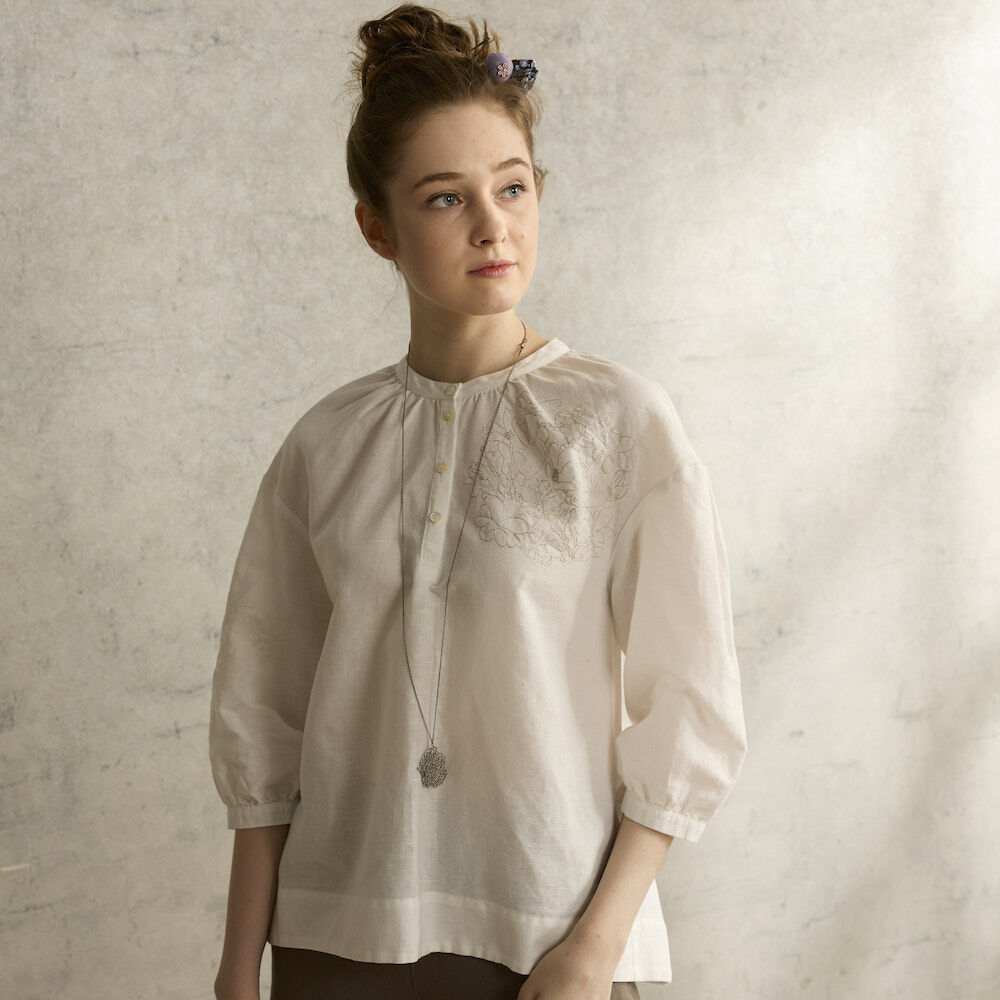 PIPPY繡花澎袖小立領棉麻上衣 白