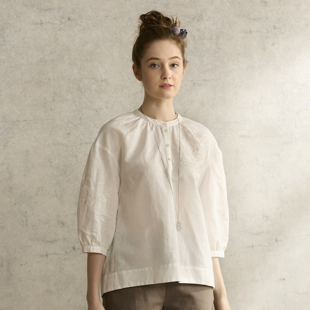 PIPPY繡花澎袖小立領棉麻上衣 白