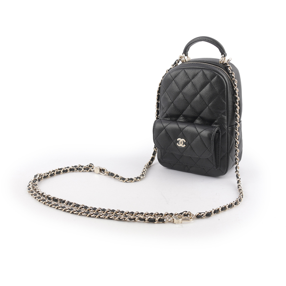 【CHANEL】24C 新款粒紋牛皮翻蓋口袋迷你後背包/小書包(黑色) AP3753 B10583 C3906