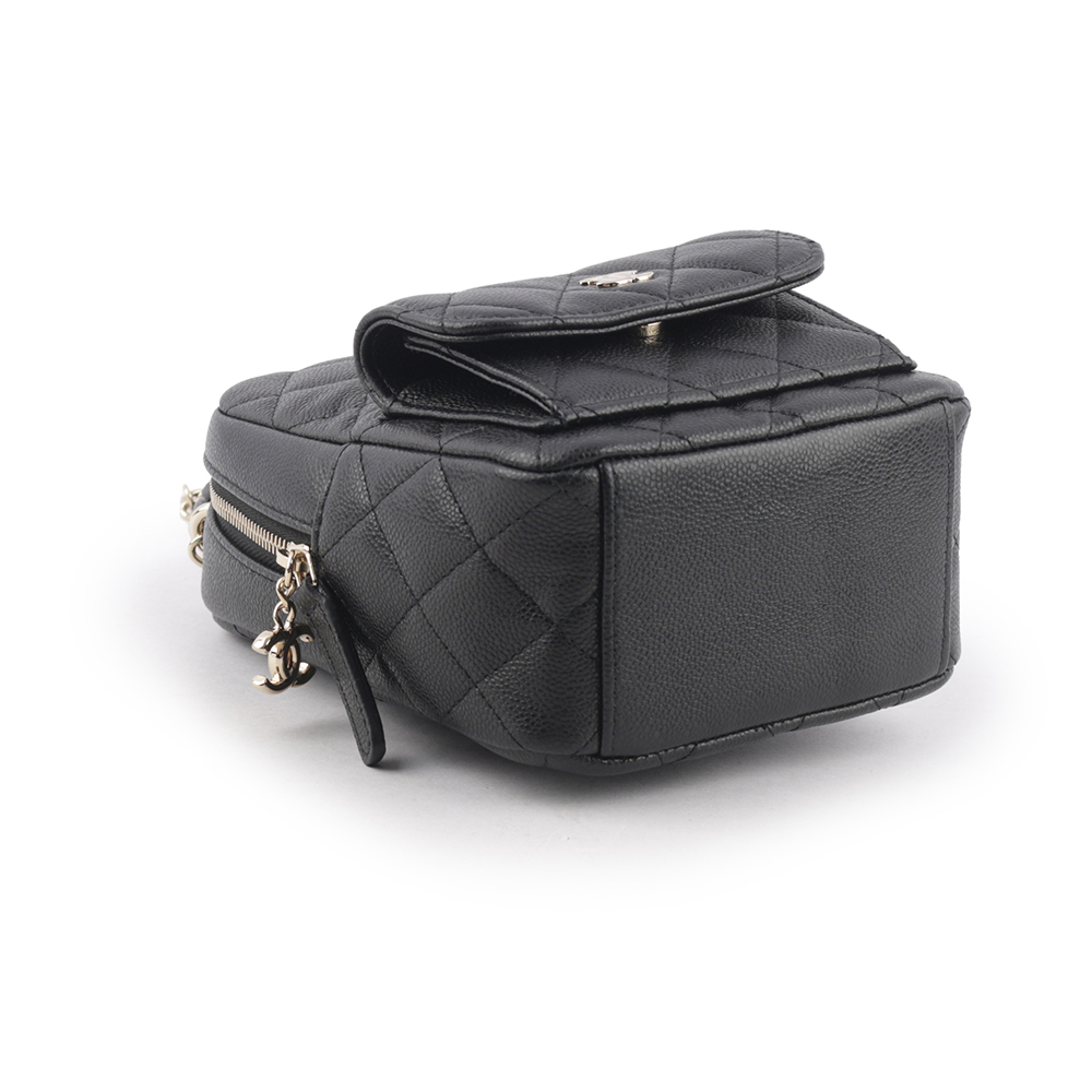 【CHANEL】24C 新款粒紋牛皮翻蓋口袋迷你後背包/小書包(黑色) AP3753 B10583 C3906