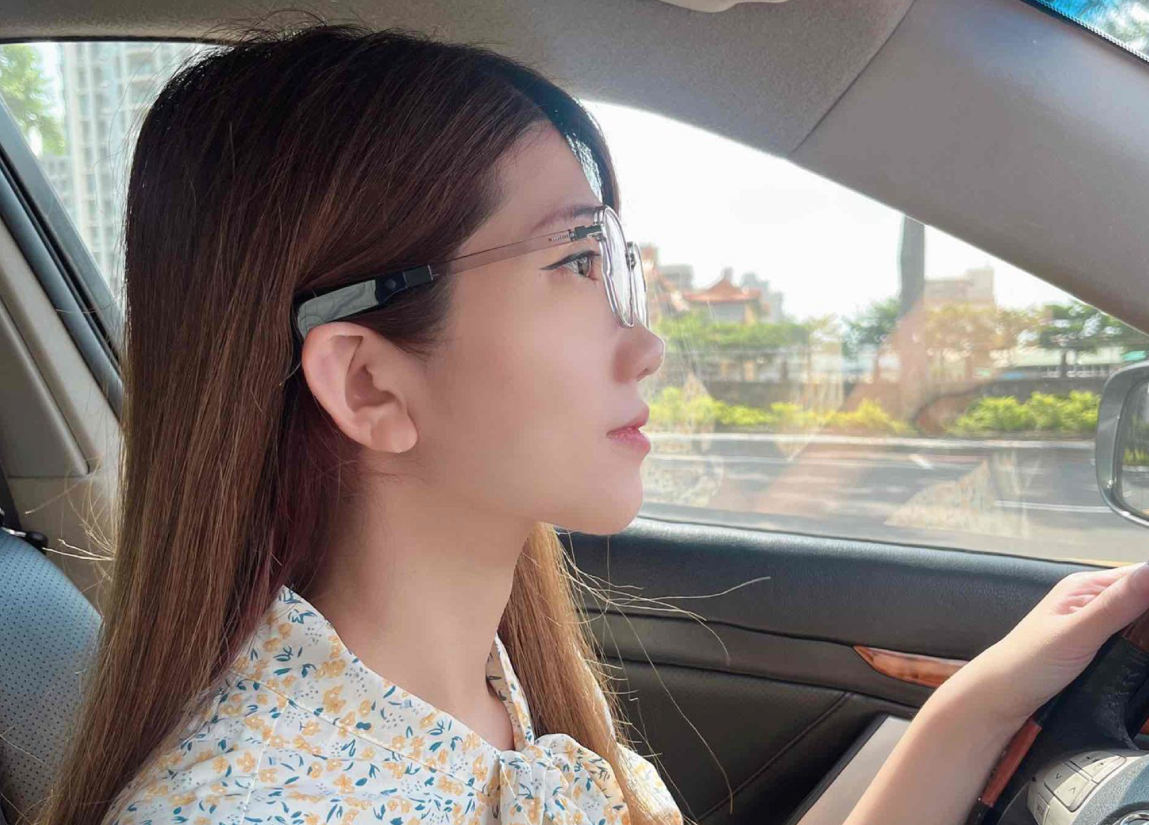 配戴開放式耳機駕駛