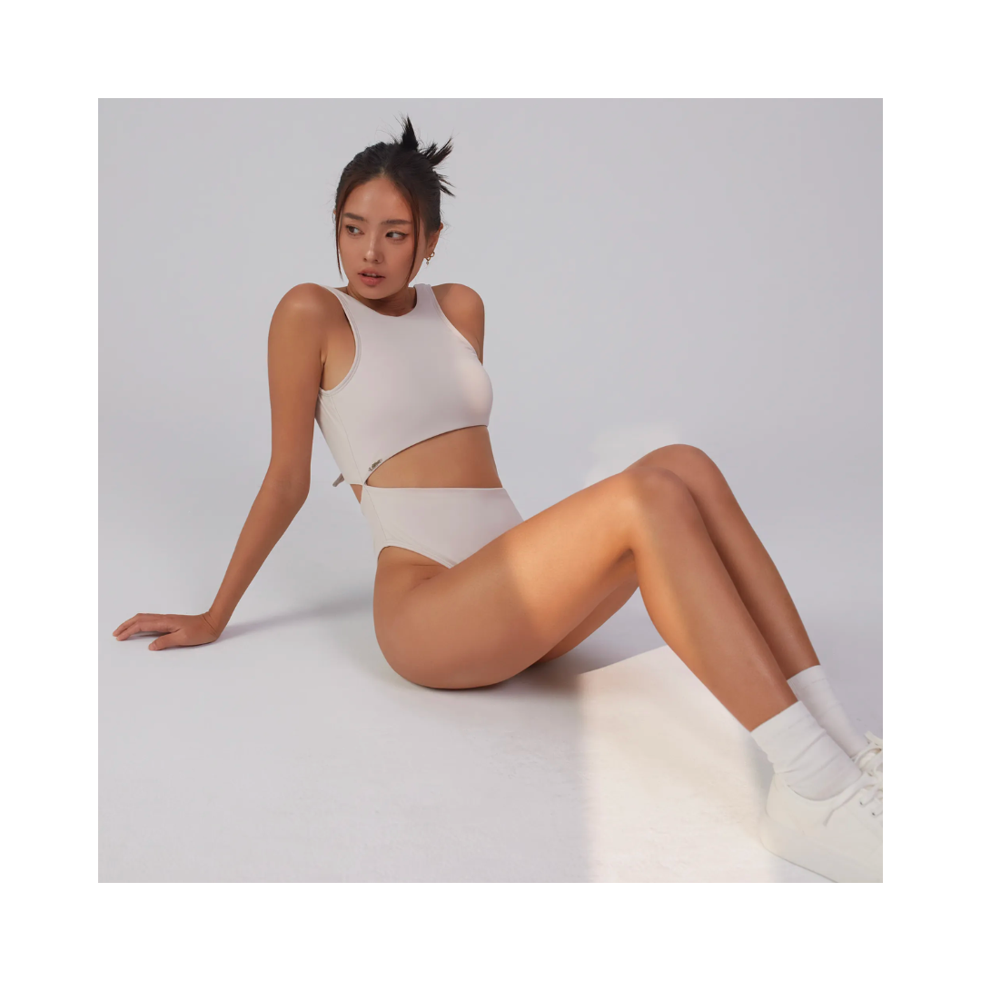 ▲LeReve AIRise 側露腰綁結兩穿連身泳裝 海岩白