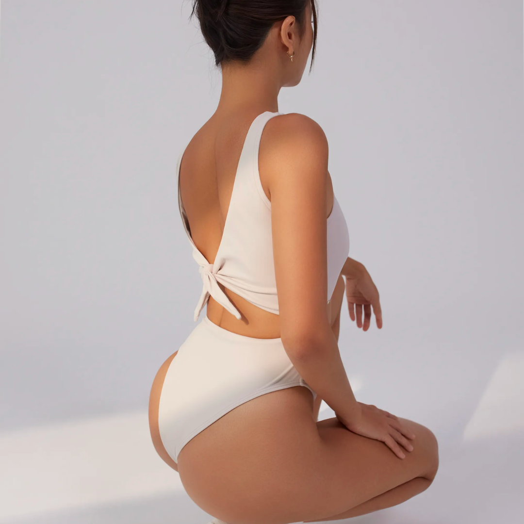 ▲LeReve AIRise 側露腰綁結兩穿連身泳裝 海岩白