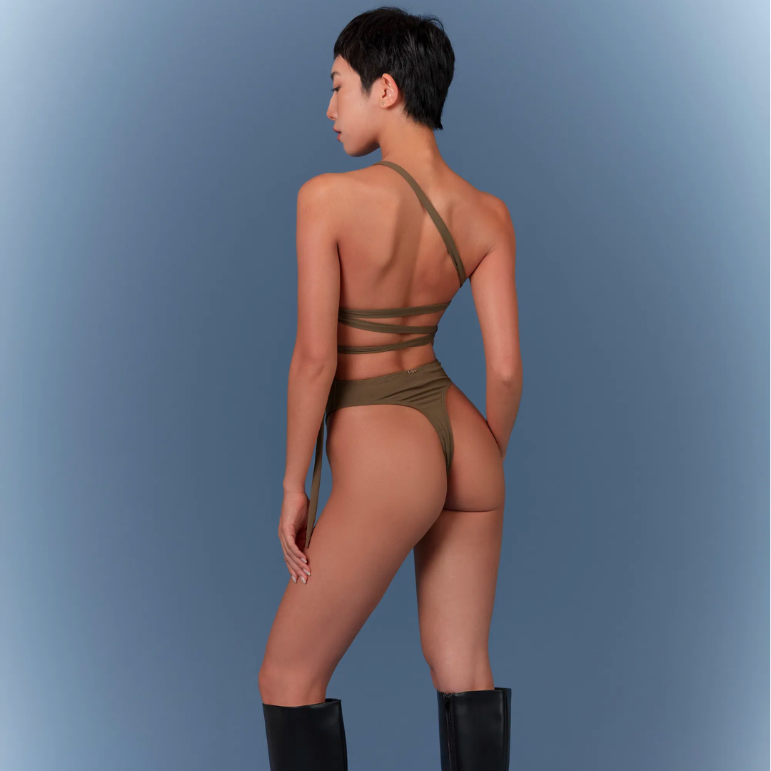 ▲LeReve AIRise 單肩美背連身泳裝 海藻棕